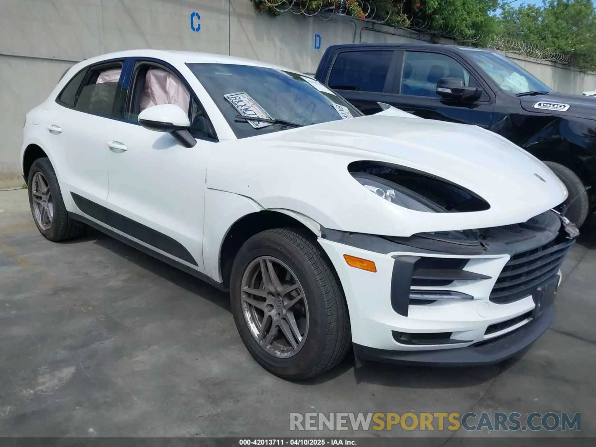 1 Photograph of a damaged car WP1AA2A50KLB05922 PORSCHE MACAN 2019