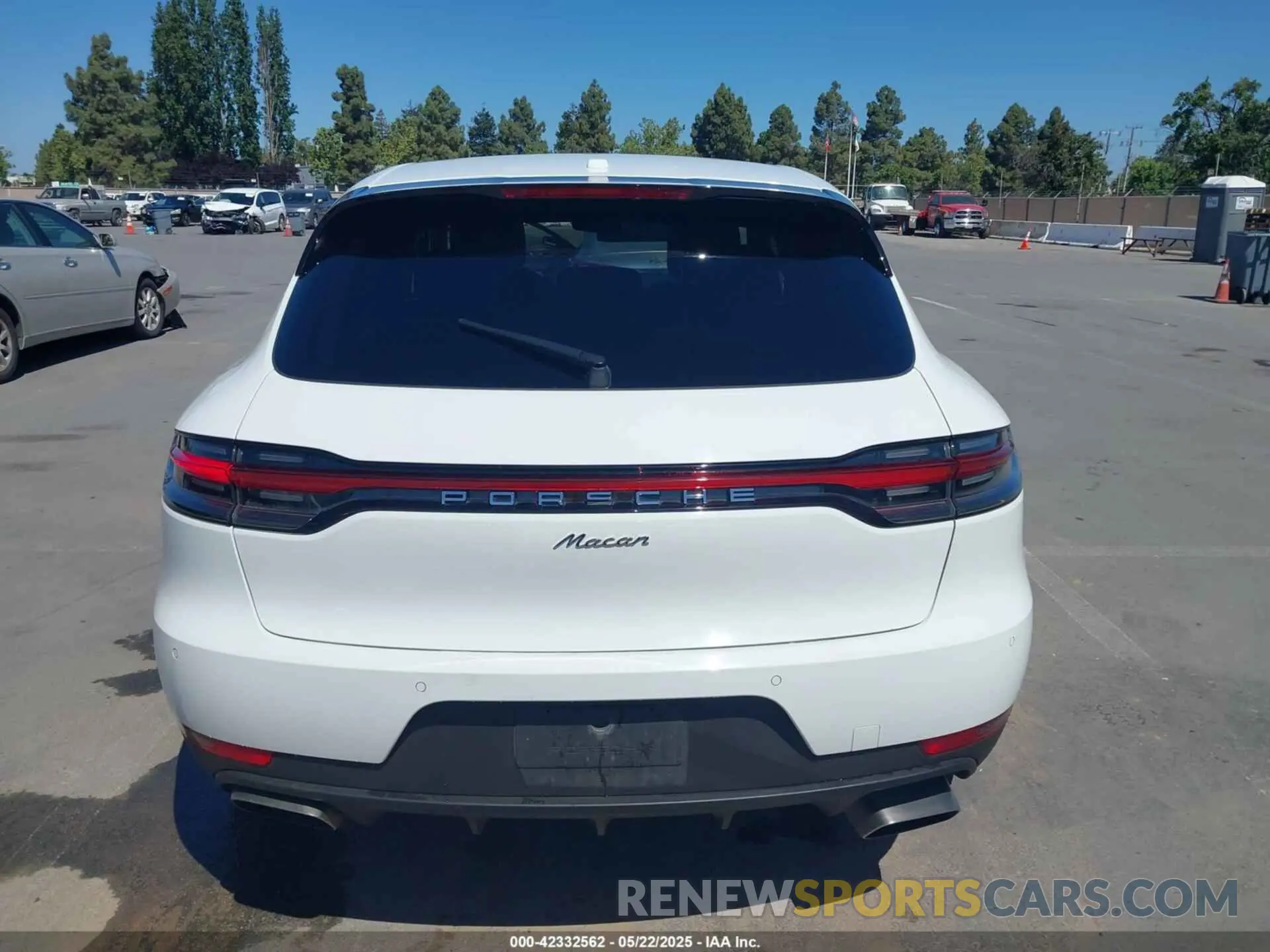 16 Photograph of a damaged car WP1AA2A51MLB00523 PORSCHE MACAN 2021