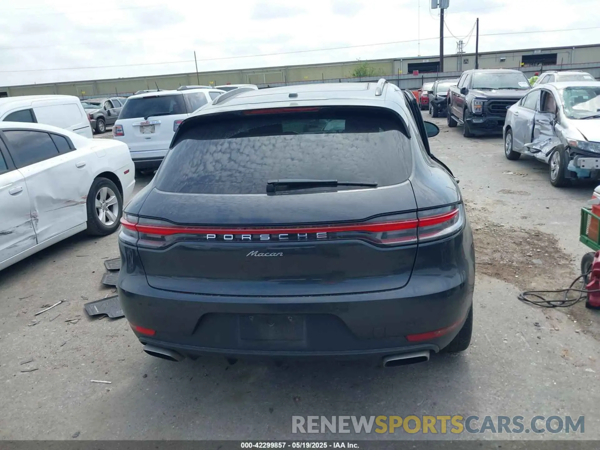 16 Photograph of a damaged car WP1AA2A55MLB07555 PORSCHE MACAN 2021