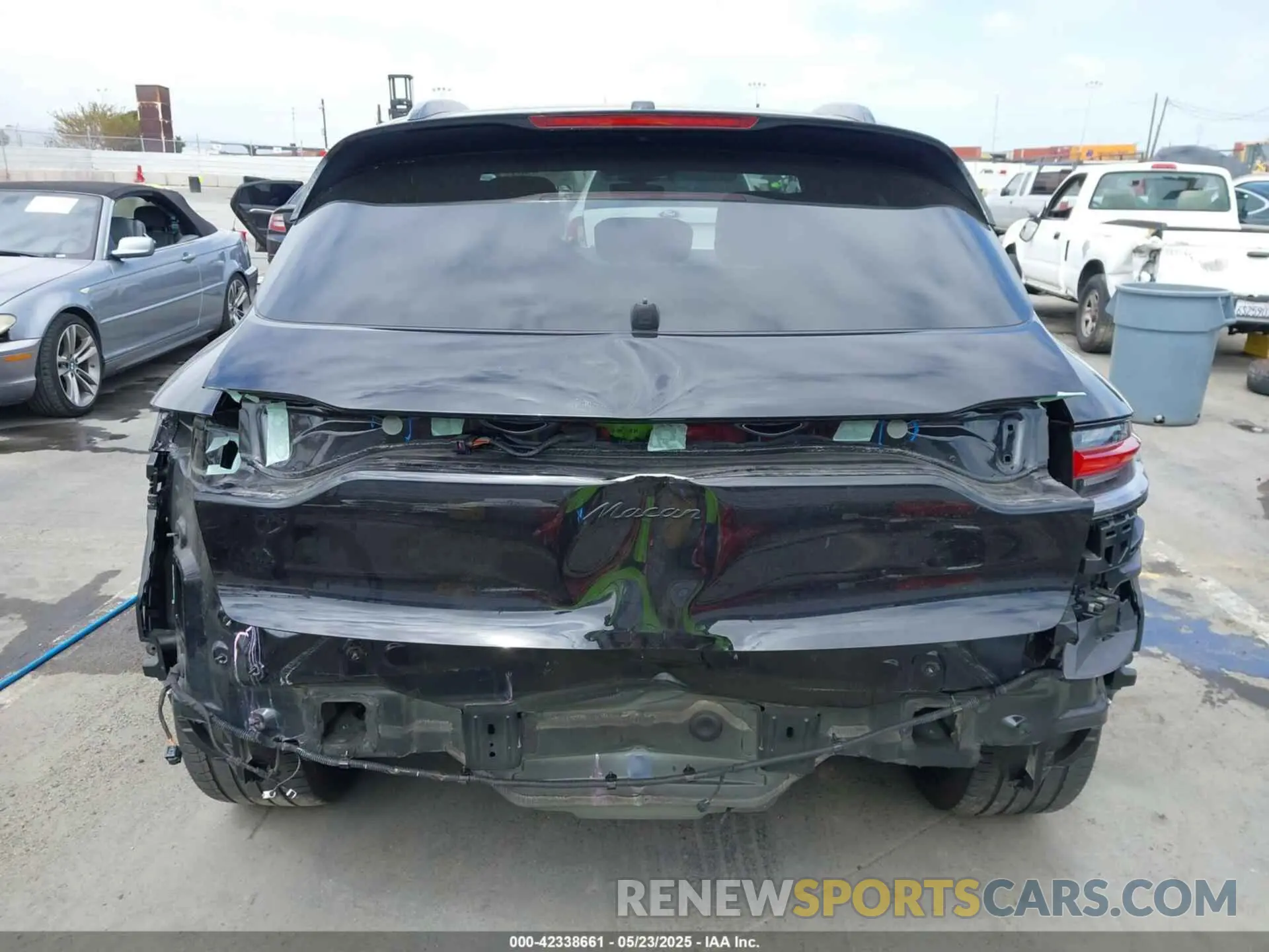 17 Photograph of a damaged car WP1AA2A55NLB00378 PORSCHE MACAN 2022