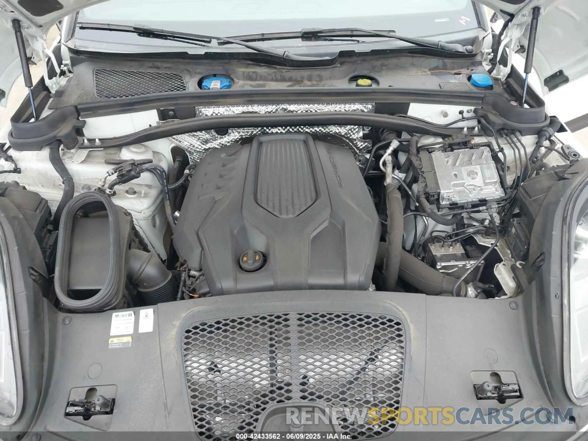 10 Photograph of a damaged car WP1AA2A58NLB06272 PORSCHE MACAN 2022