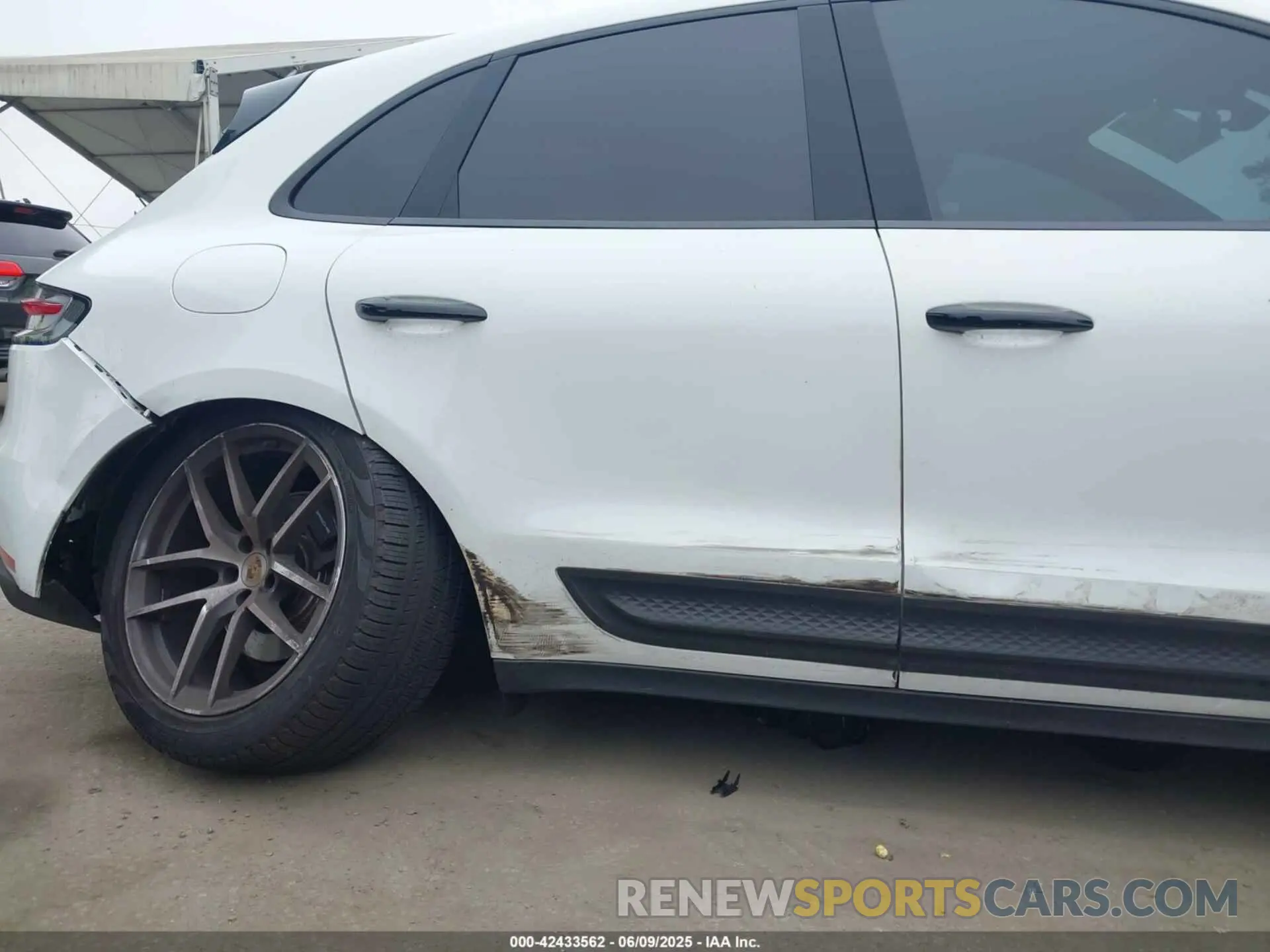 17 Photograph of a damaged car WP1AA2A58NLB06272 PORSCHE MACAN 2022