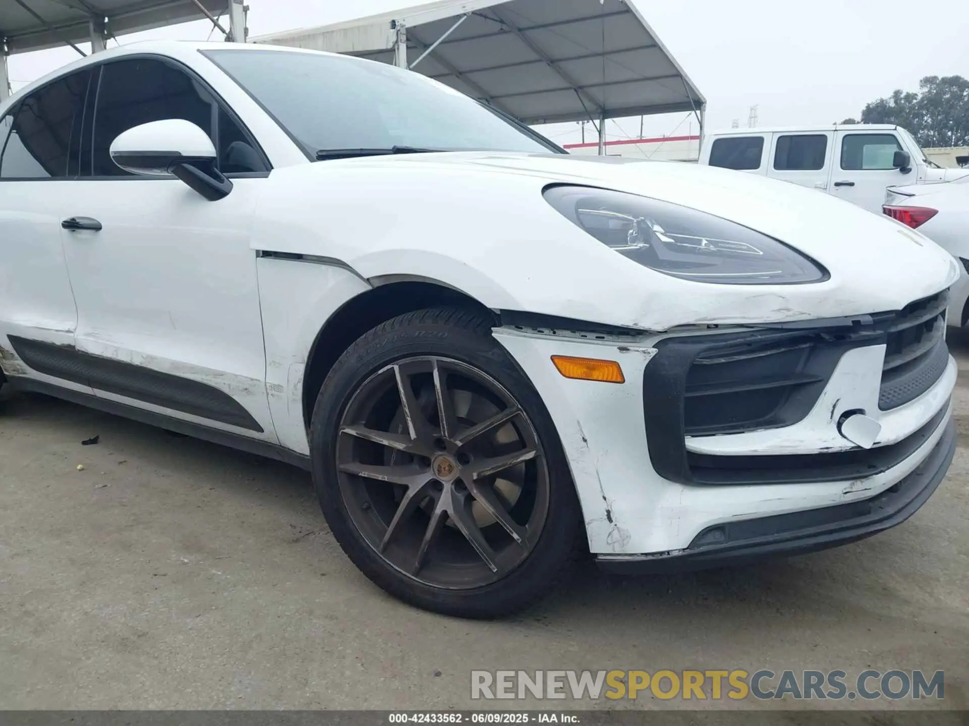 18 Photograph of a damaged car WP1AA2A58NLB06272 PORSCHE MACAN 2022