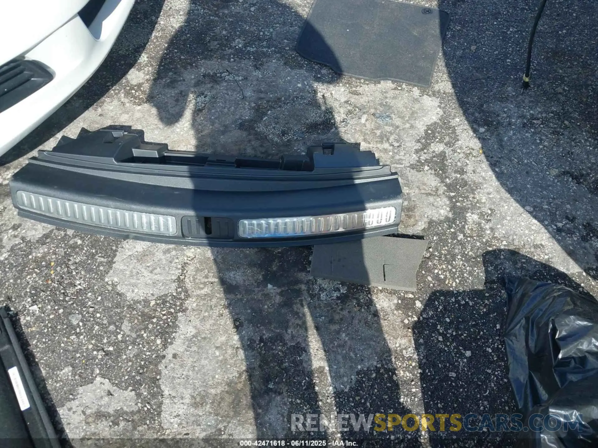 12 Photograph of a damaged car WP1AA2A51RLB04370 PORSCHE MACAN 2024