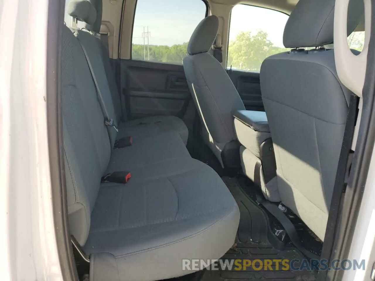 10 Photograph of a damaged car 1C6RR6FG9KS589147 RAM 1500 2019