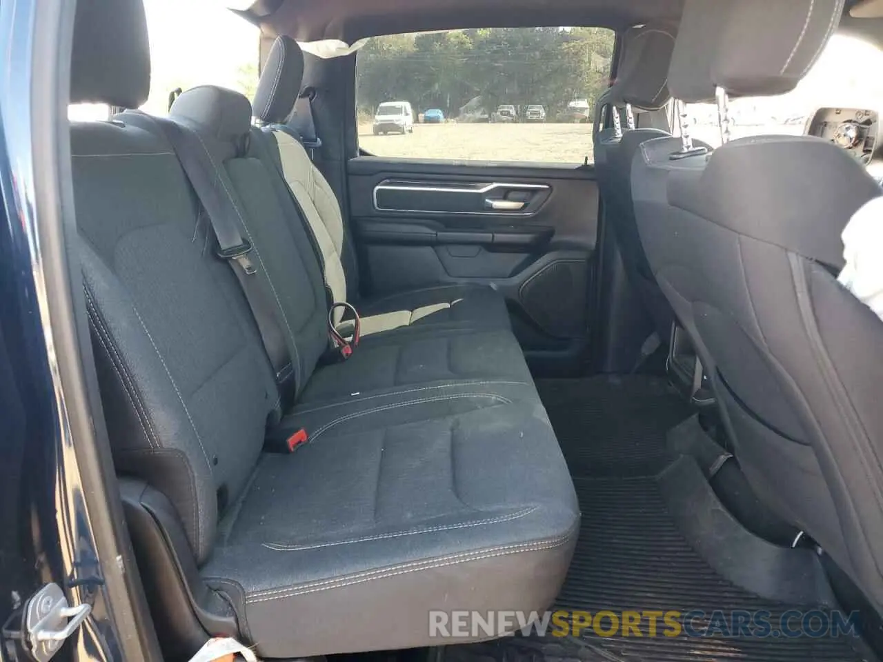 10 Photograph of a damaged car 1C6RREFT3KN828147 RAM 1500 2019