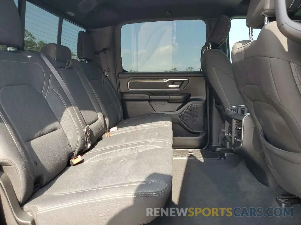 10 Photograph of a damaged car 1C6RREFT9KN616420 RAM 1500 2019