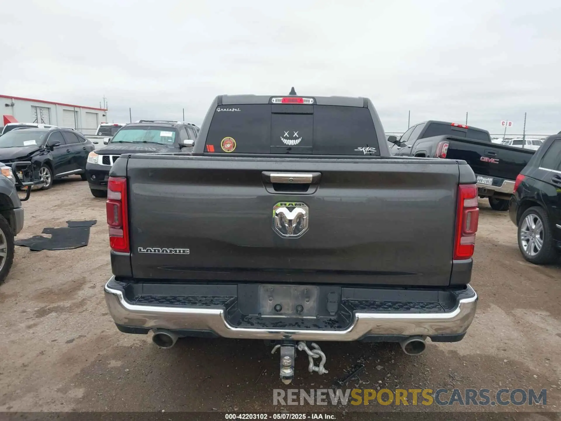 17 Photograph of a damaged car 1C6RREJT2KN635625 RAM 1500 2019