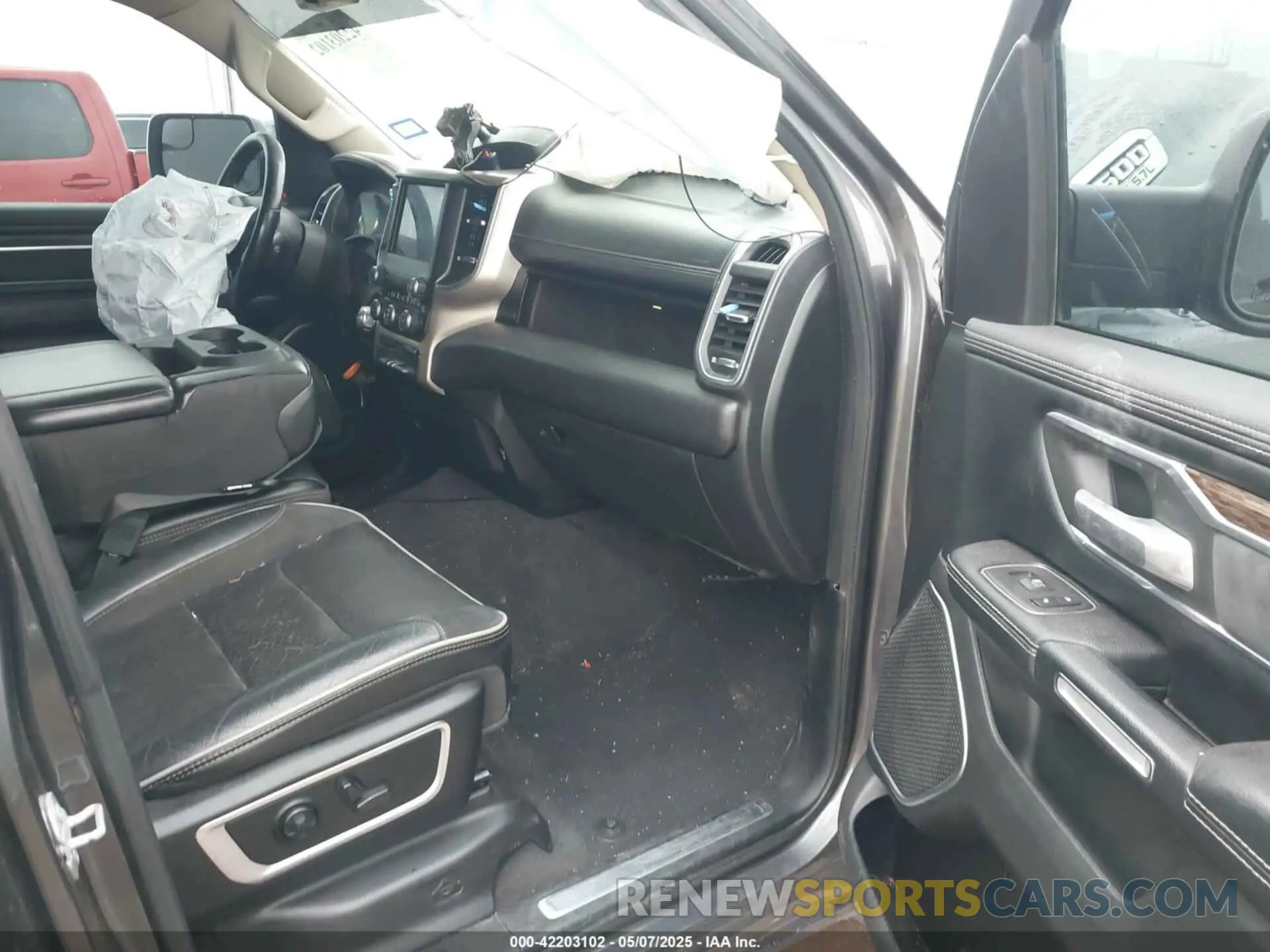 5 Photograph of a damaged car 1C6RREJT2KN635625 RAM 1500 2019