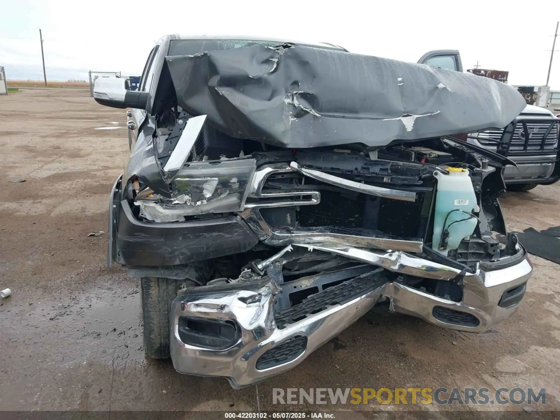 6 Photograph of a damaged car 1C6RREJT2KN635625 RAM 1500 2019