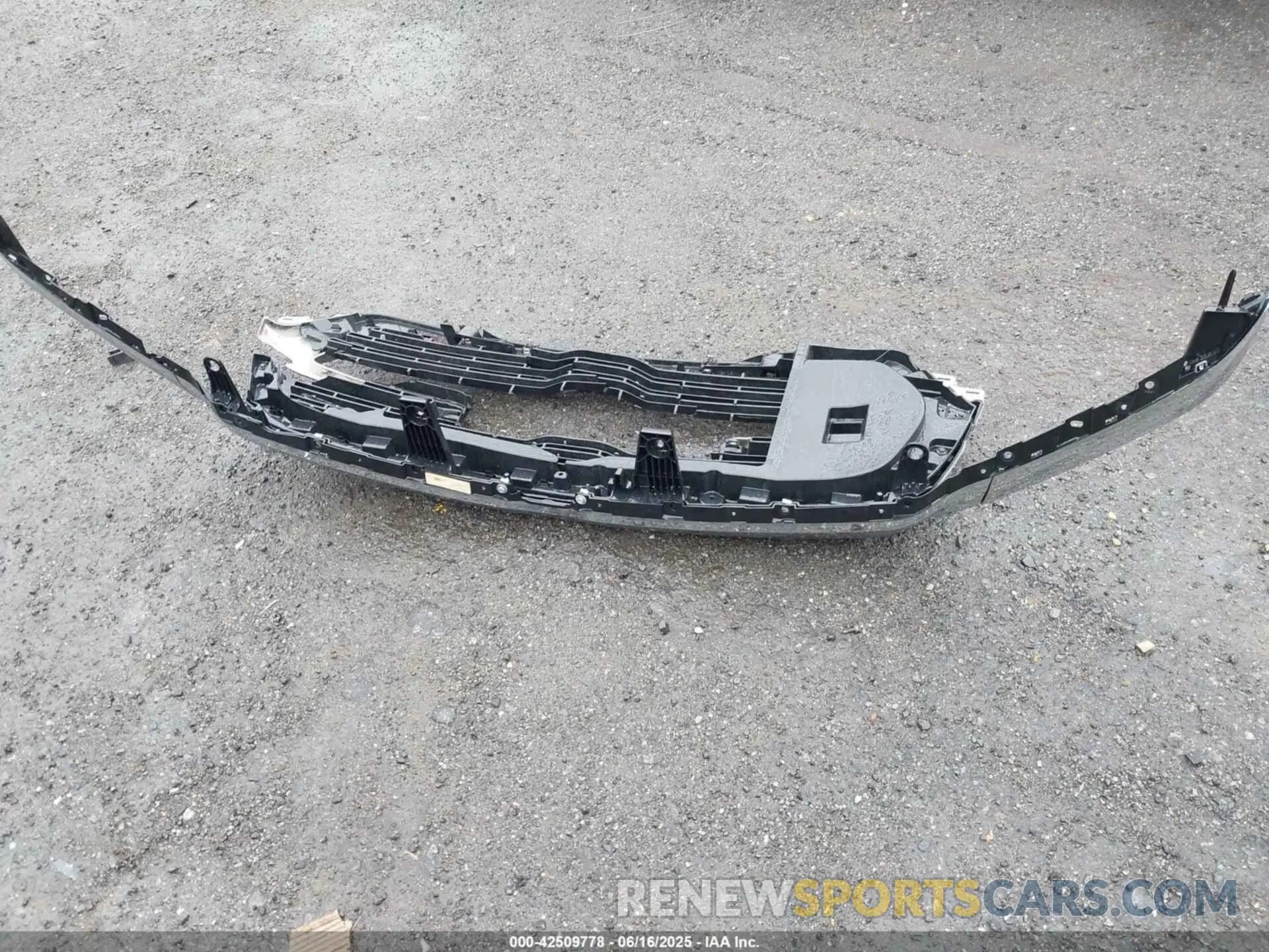11 Photograph of a damaged car 1C6RREJT3KN502713 RAM 1500 2019