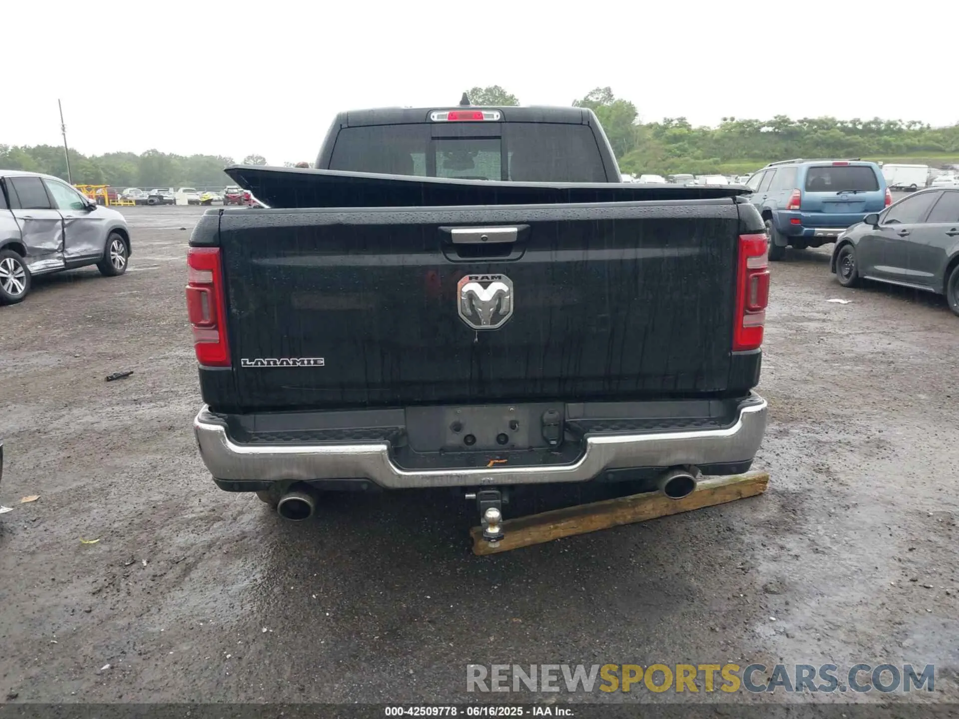 16 Photograph of a damaged car 1C6RREJT3KN502713 RAM 1500 2019