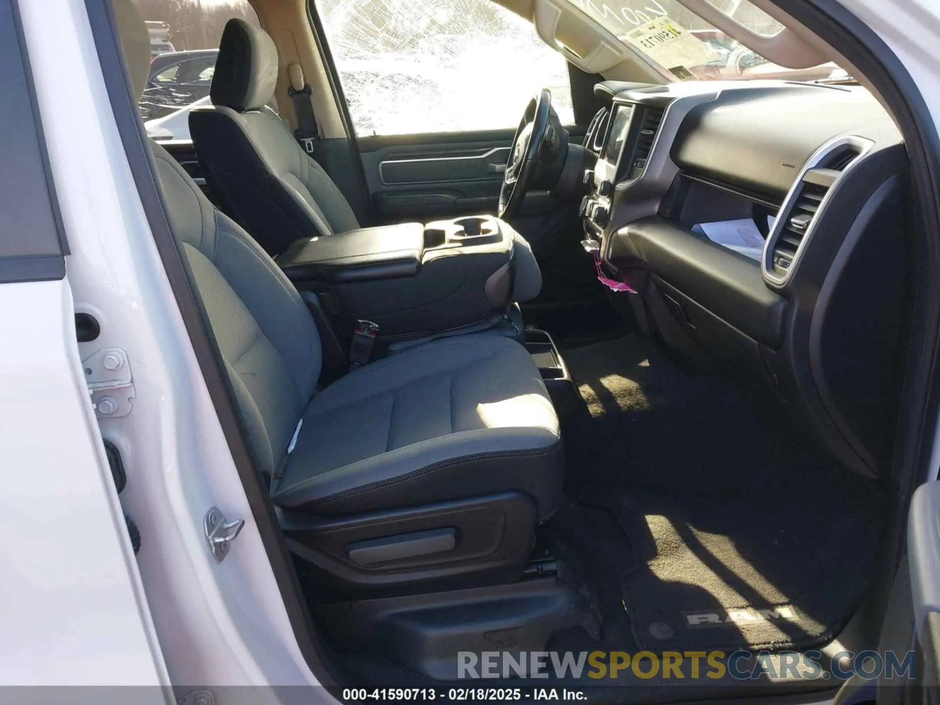 5 Photograph of a damaged car 1C6RRFFG7KN646220 RAM 1500 2019