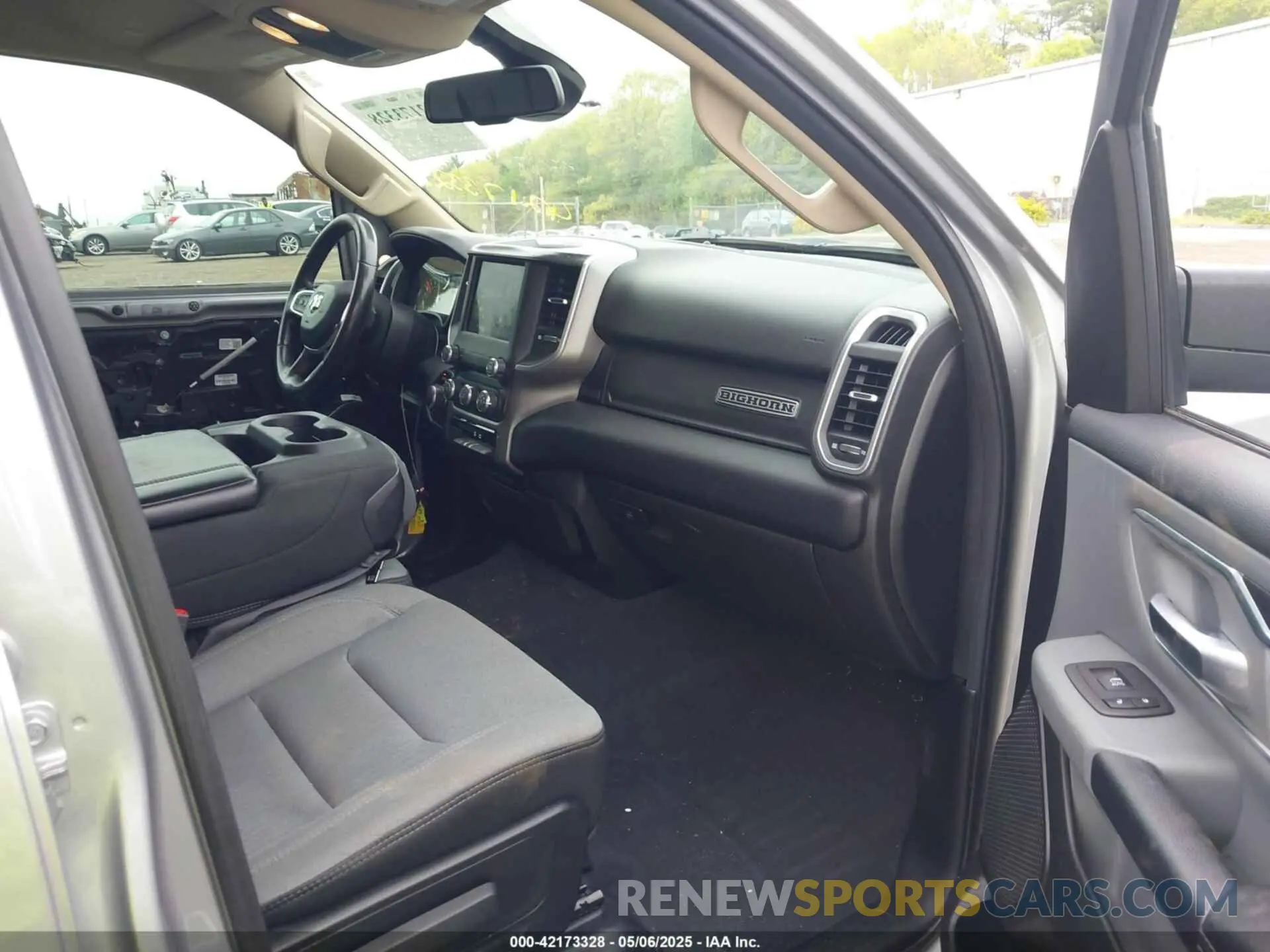 5 Photograph of a damaged car 1C6RRFFG7KN699046 RAM 1500 2019