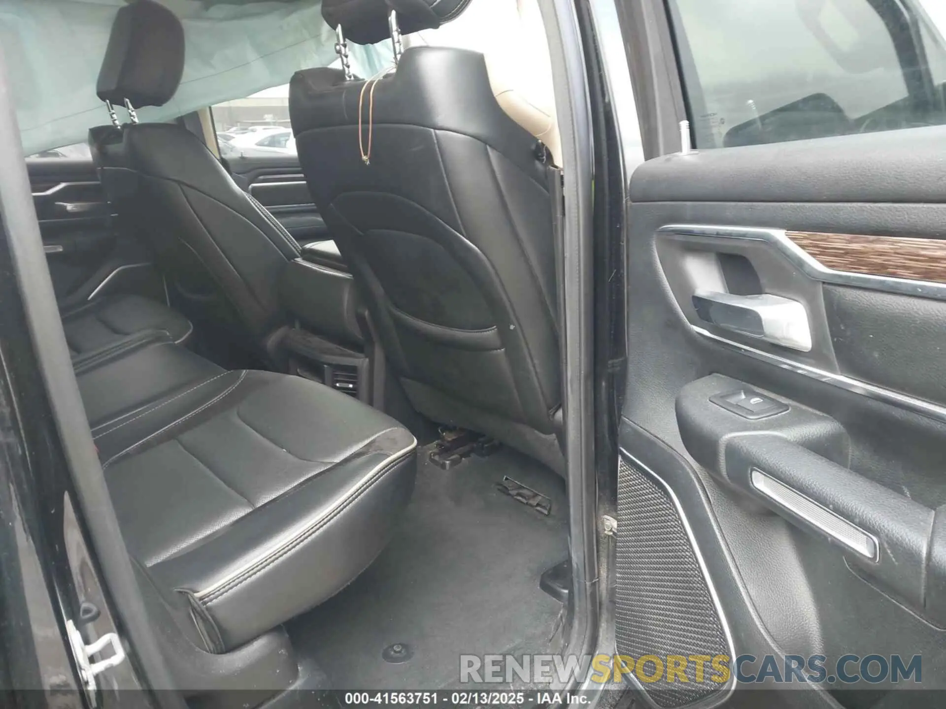 8 Photograph of a damaged car 1C6SRFDT6KN869740 RAM 1500 2019