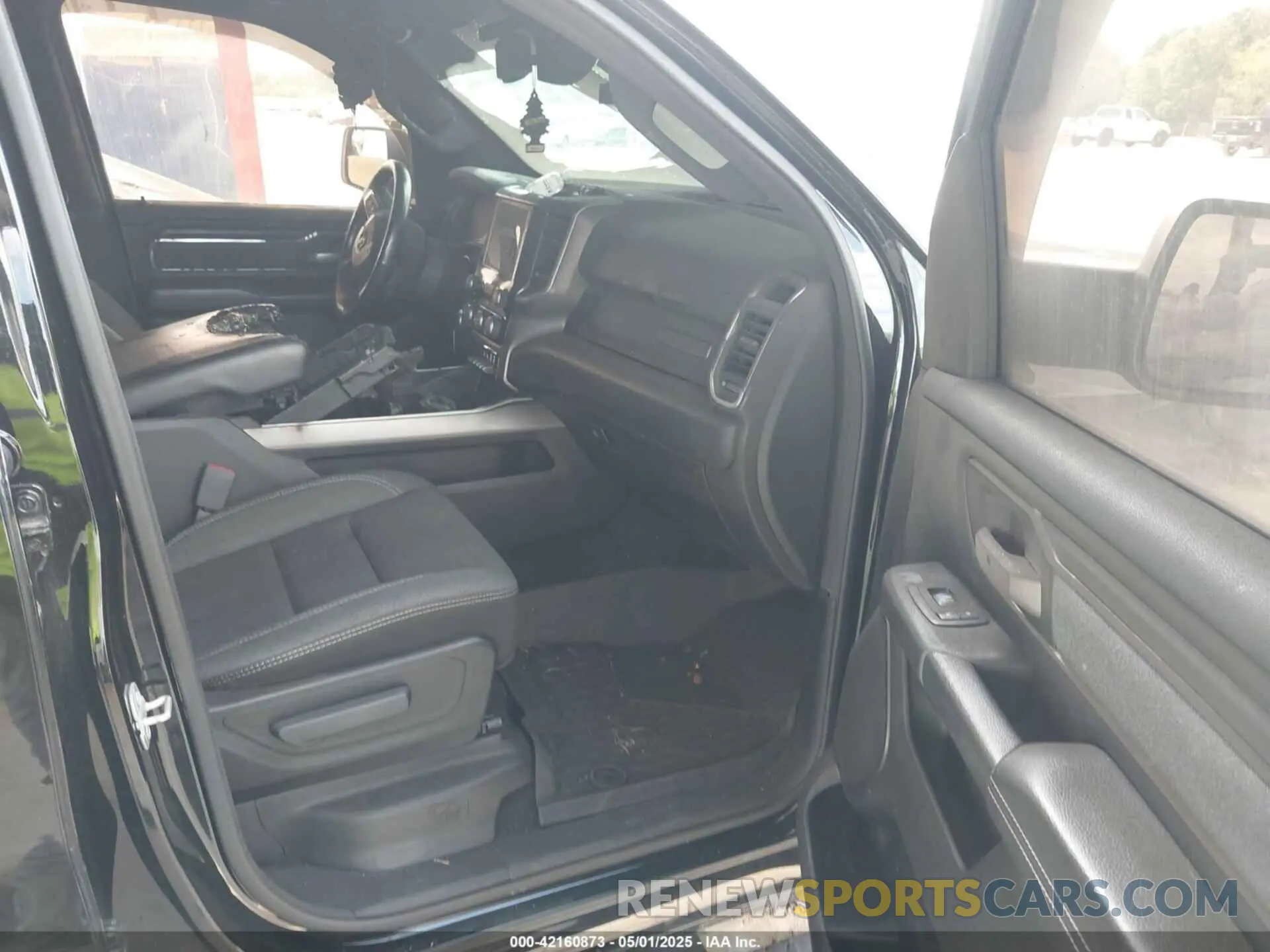 5 Photograph of a damaged car 1C6SRFFT1KN559122 RAM 1500 2019