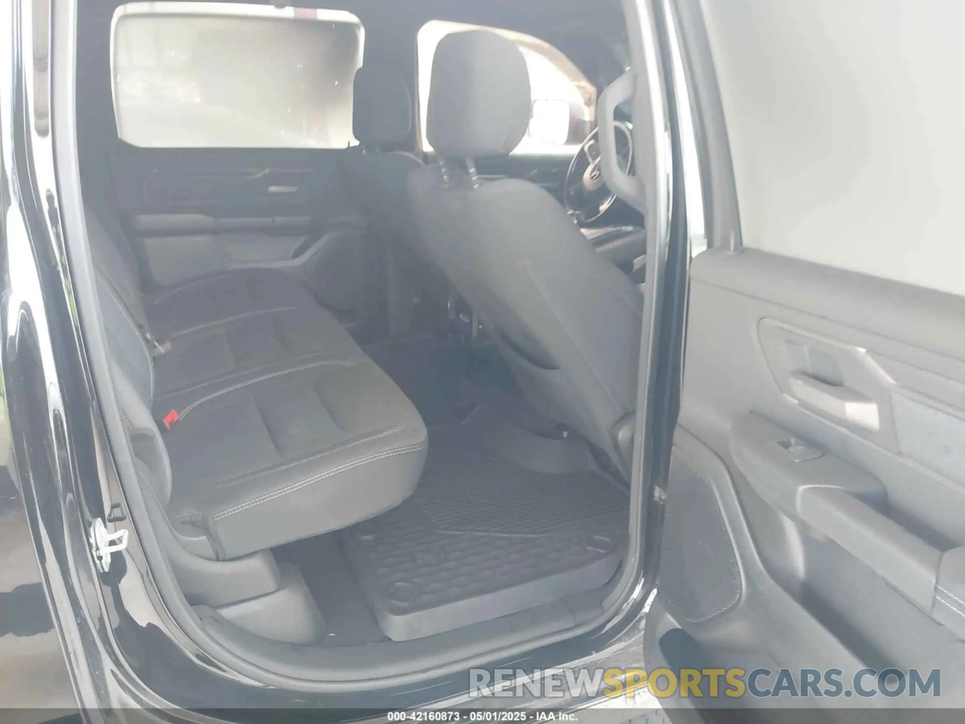 8 Photograph of a damaged car 1C6SRFFT1KN559122 RAM 1500 2019