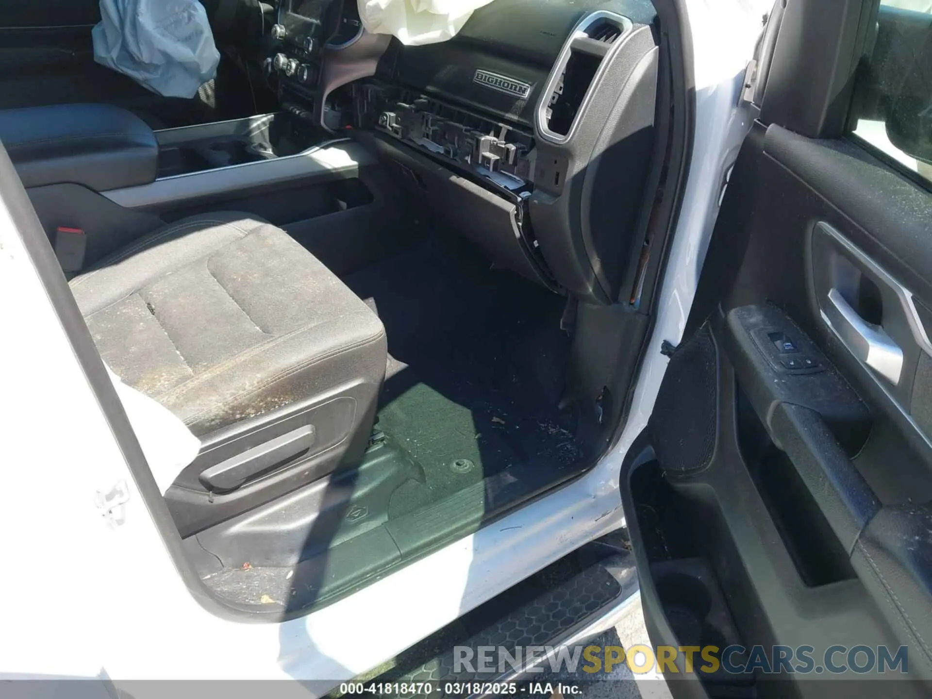 5 Photograph of a damaged car 1C6SRFFT1KN585106 RAM 1500 2019