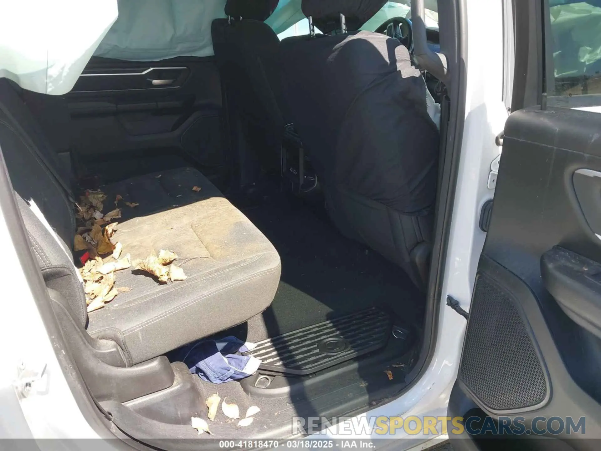 8 Photograph of a damaged car 1C6SRFFT1KN585106 RAM 1500 2019