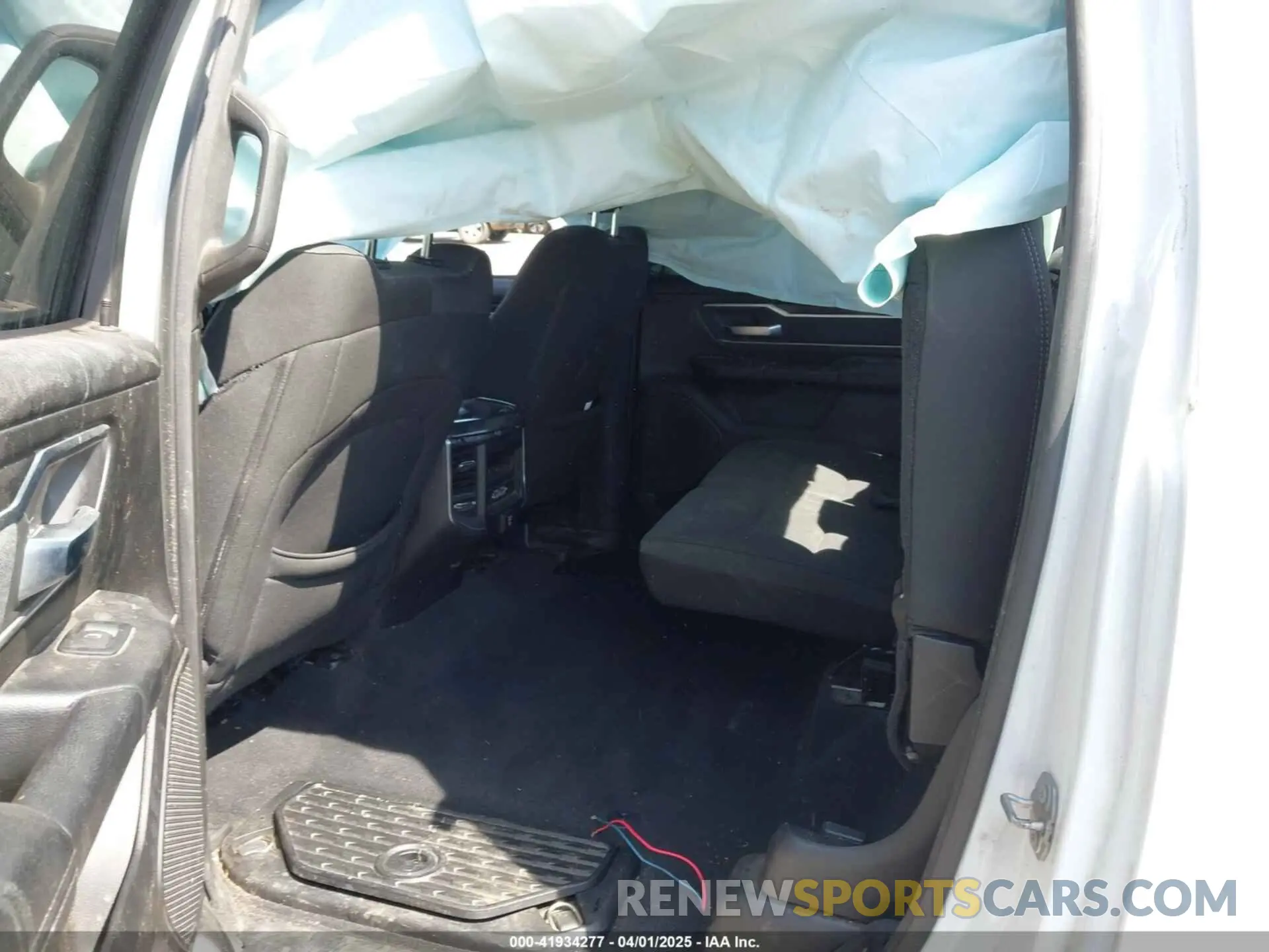 8 Photograph of a damaged car 1C6SRFFT2KN667846 RAM 1500 2019