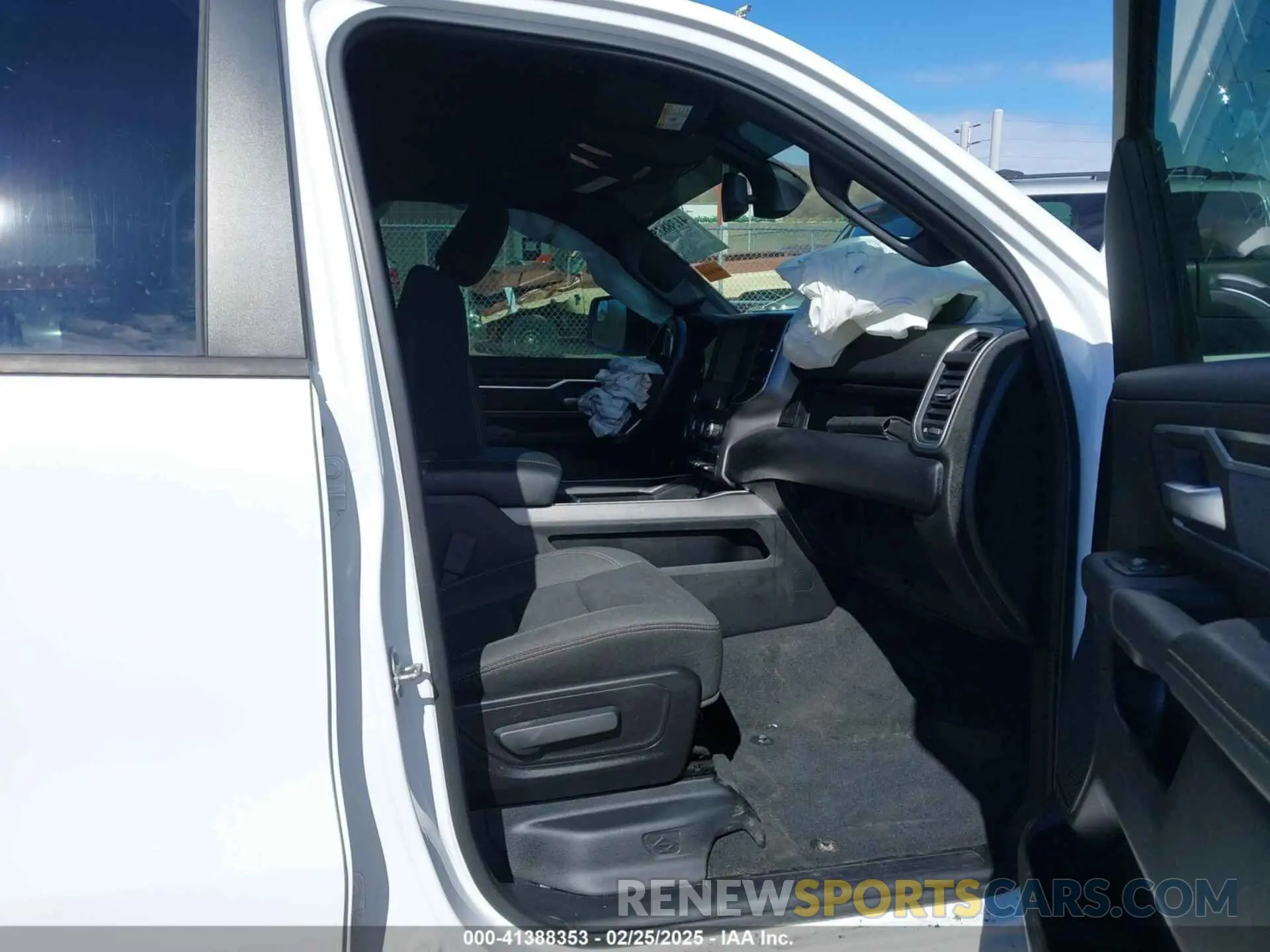 5 Photograph of a damaged car 1C6SRFFT4KN555761 RAM 1500 2019