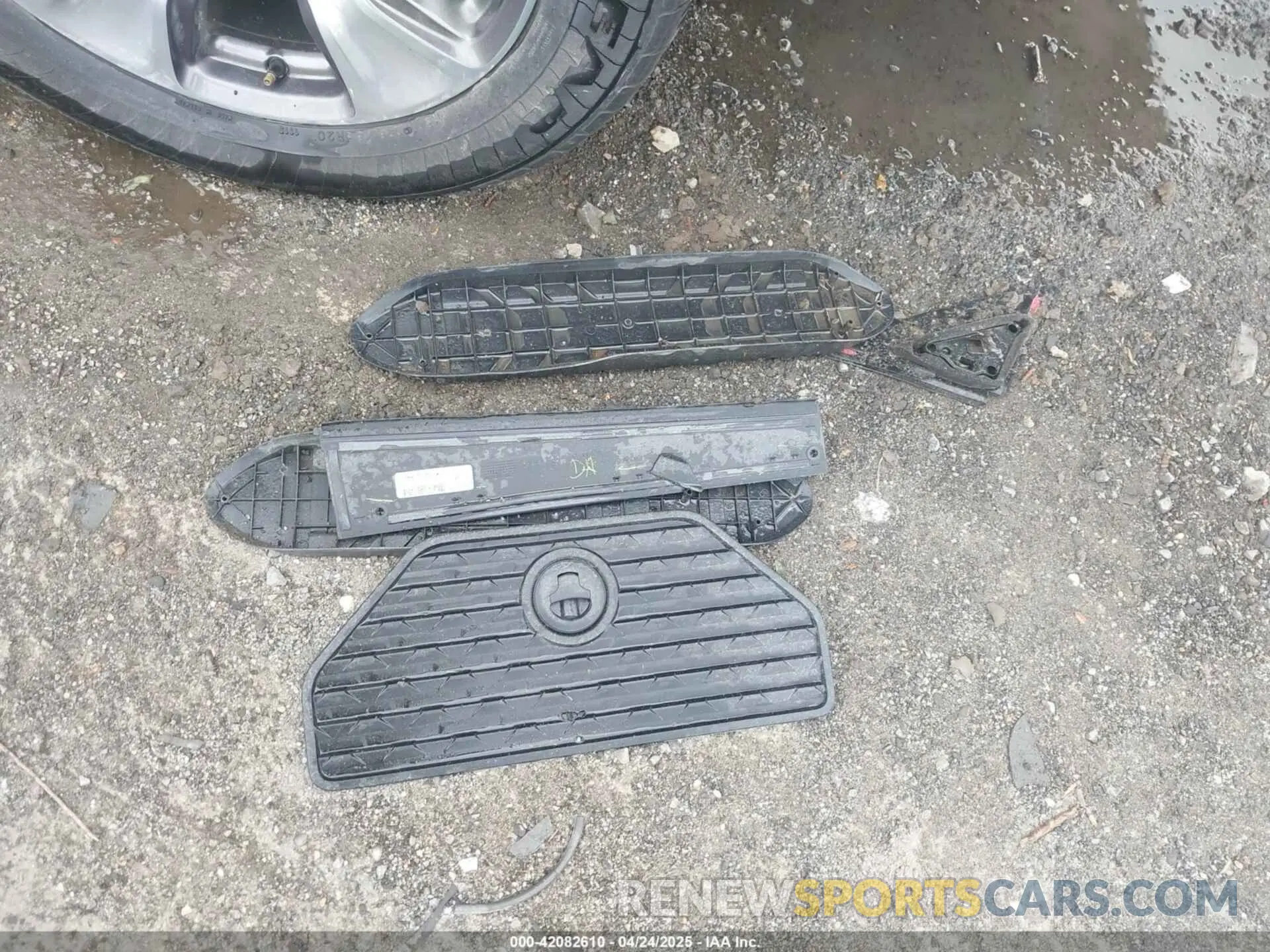 12 Photograph of a damaged car 1C6SRFFT5KN649664 RAM 1500 2019
