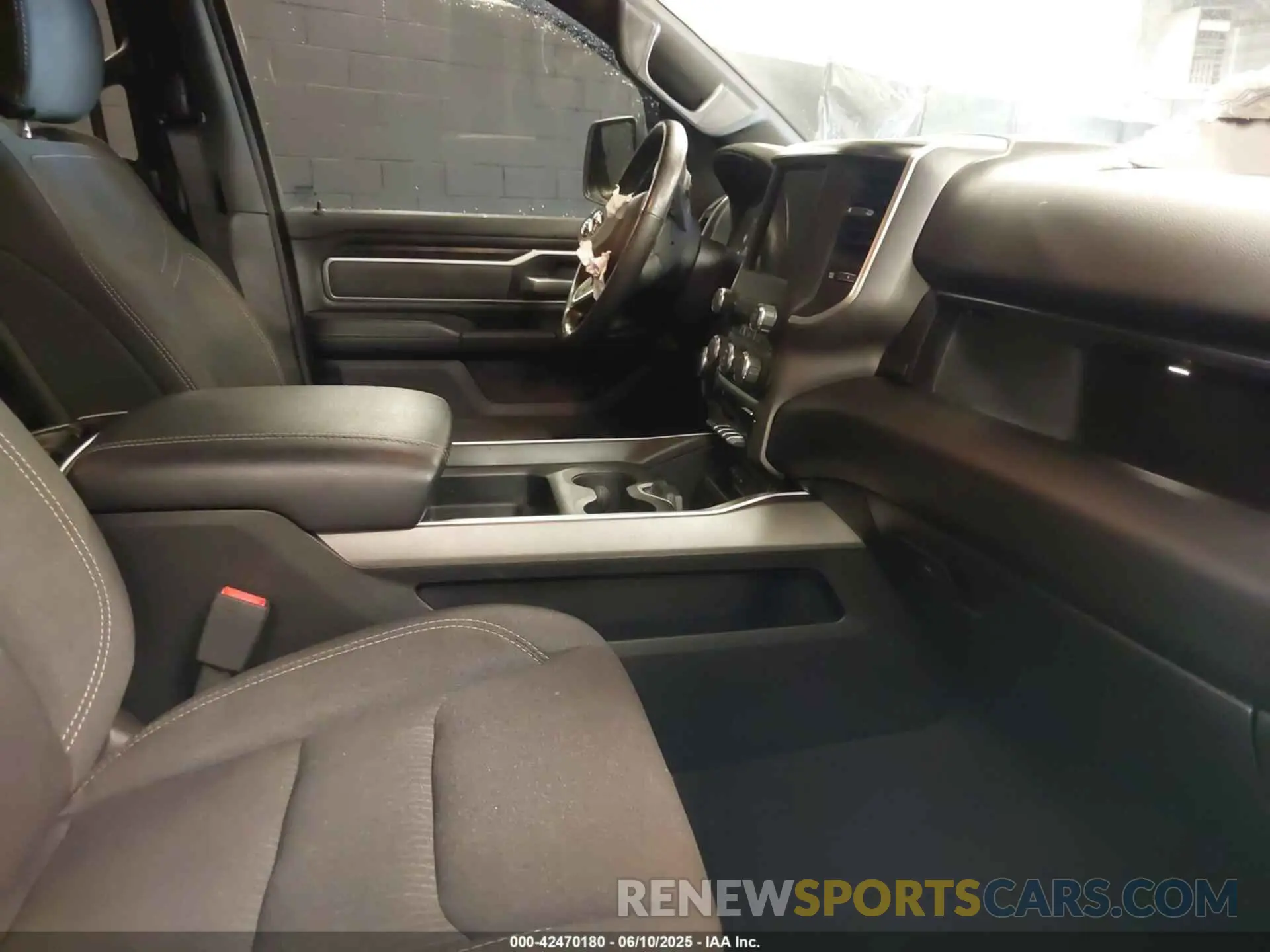 5 Photograph of a damaged car 1C6SRFFT6KN890780 RAM 1500 2019