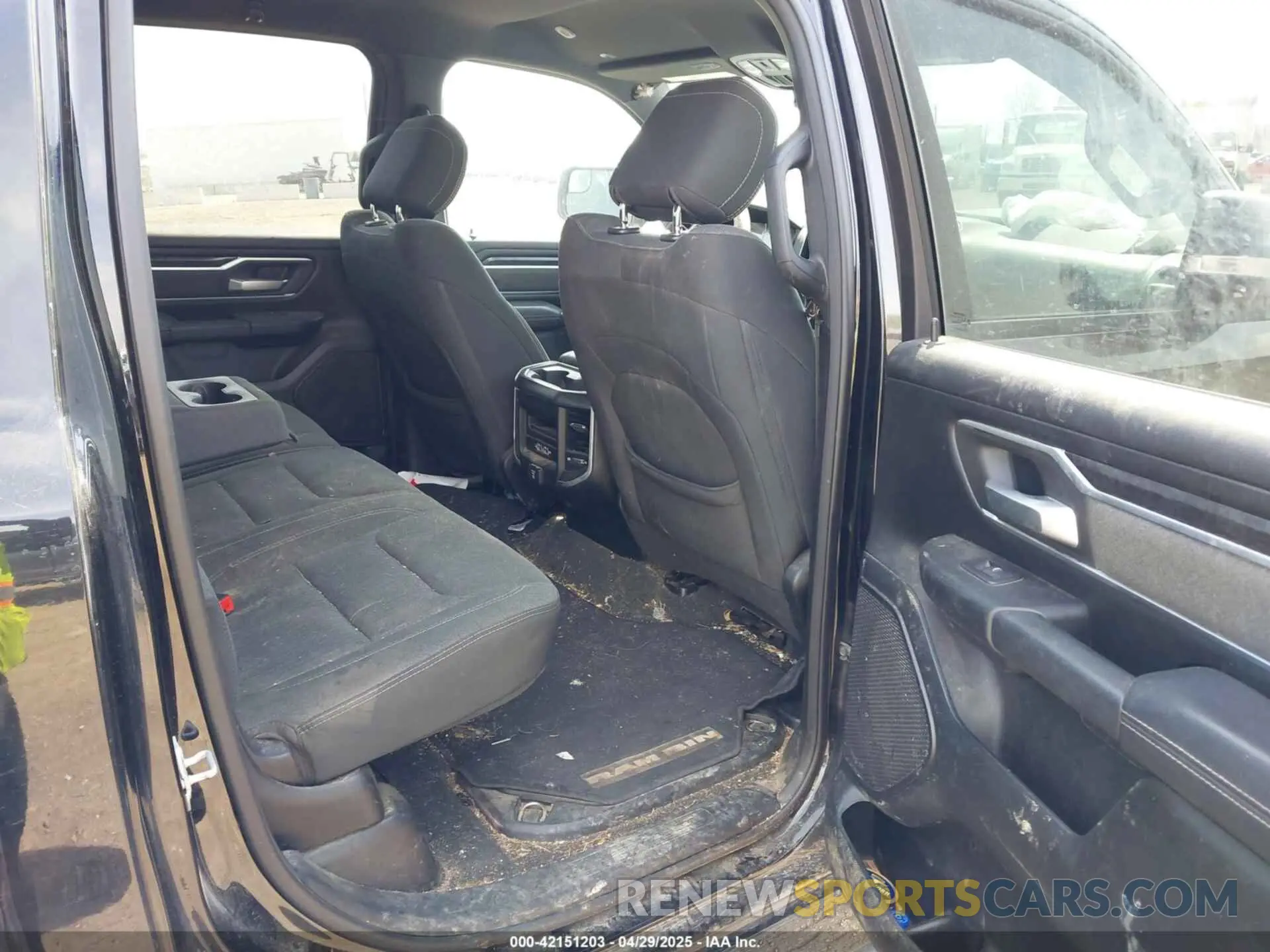 8 Photograph of a damaged car 1C6SRFFT6KN918805 RAM 1500 2019