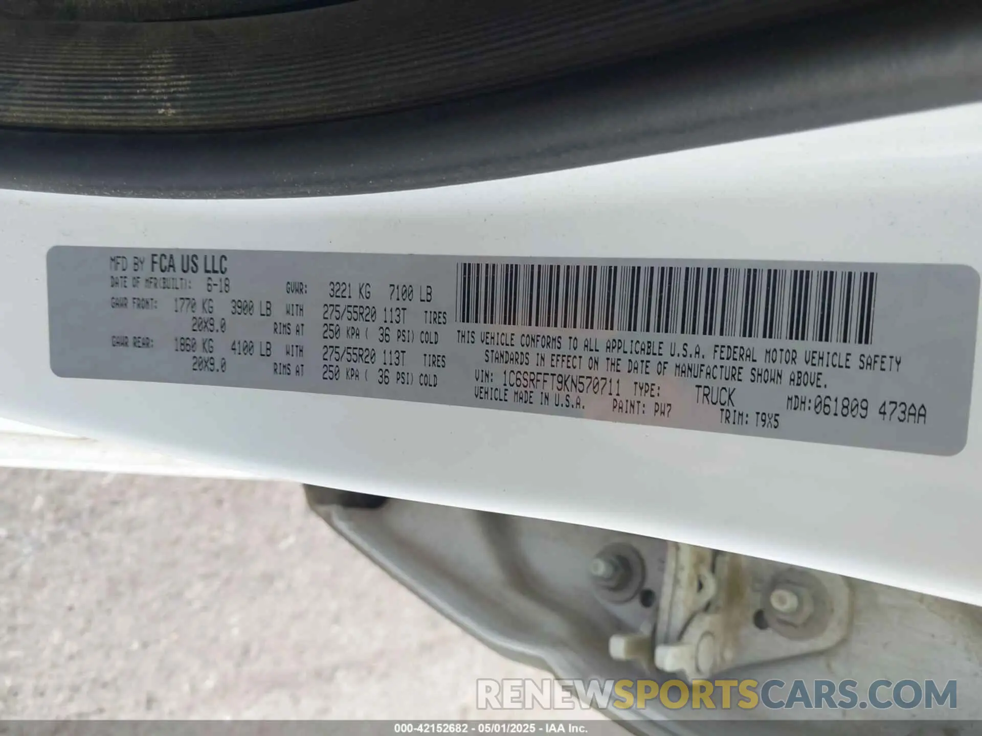 9 Photograph of a damaged car 1C6SRFFT9KN570711 RAM 1500 2019