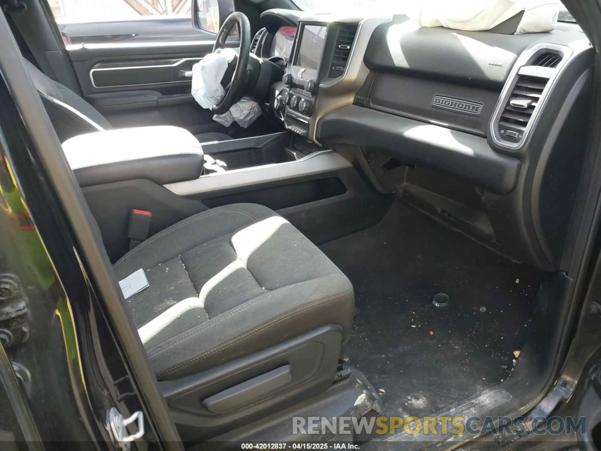 5 Photograph of a damaged car 1C6SRFFTXKN524482 RAM 1500 2019