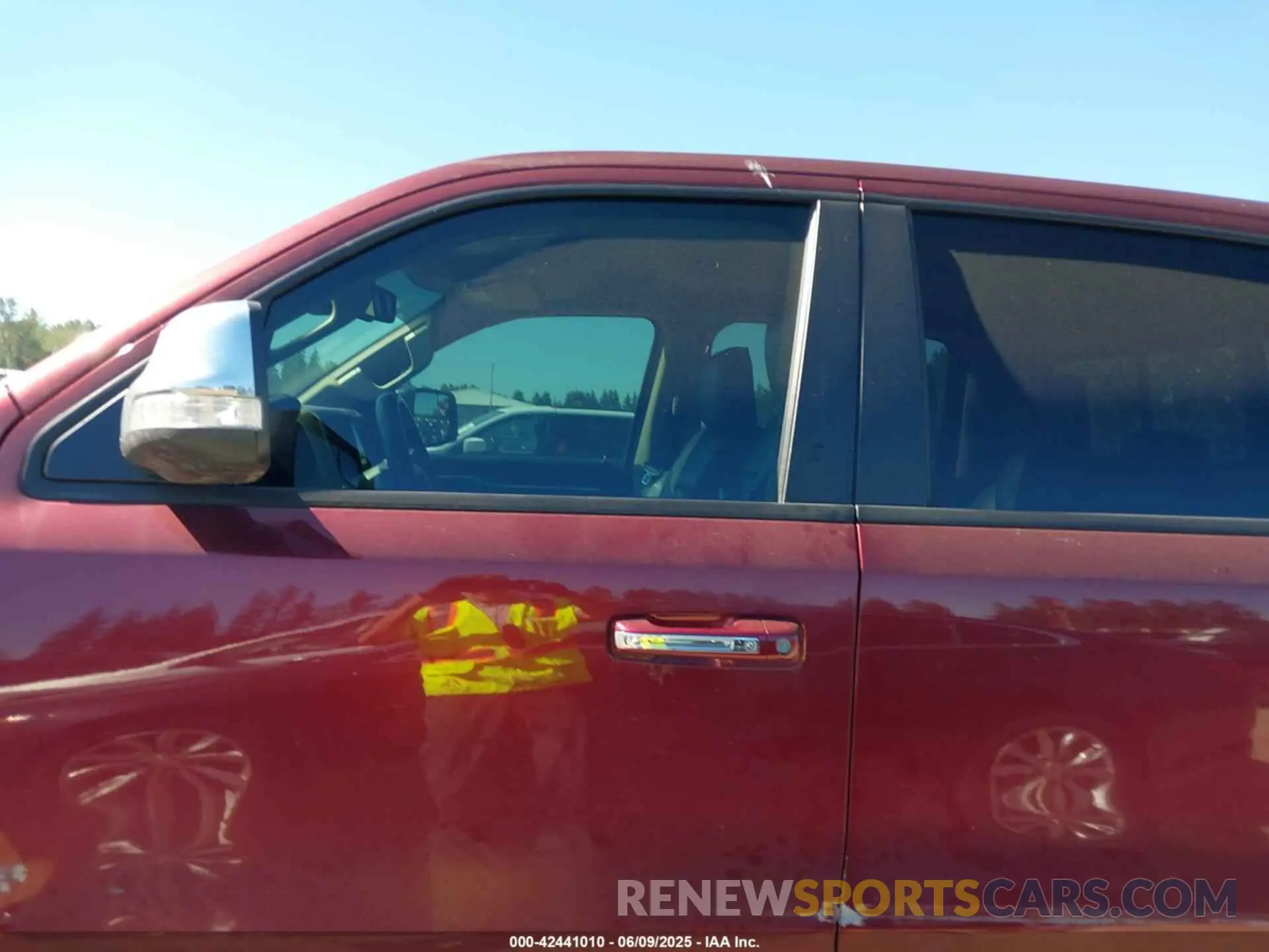 15 Photograph of a damaged car 1C6SRFJT2KN677400 RAM 1500 2019