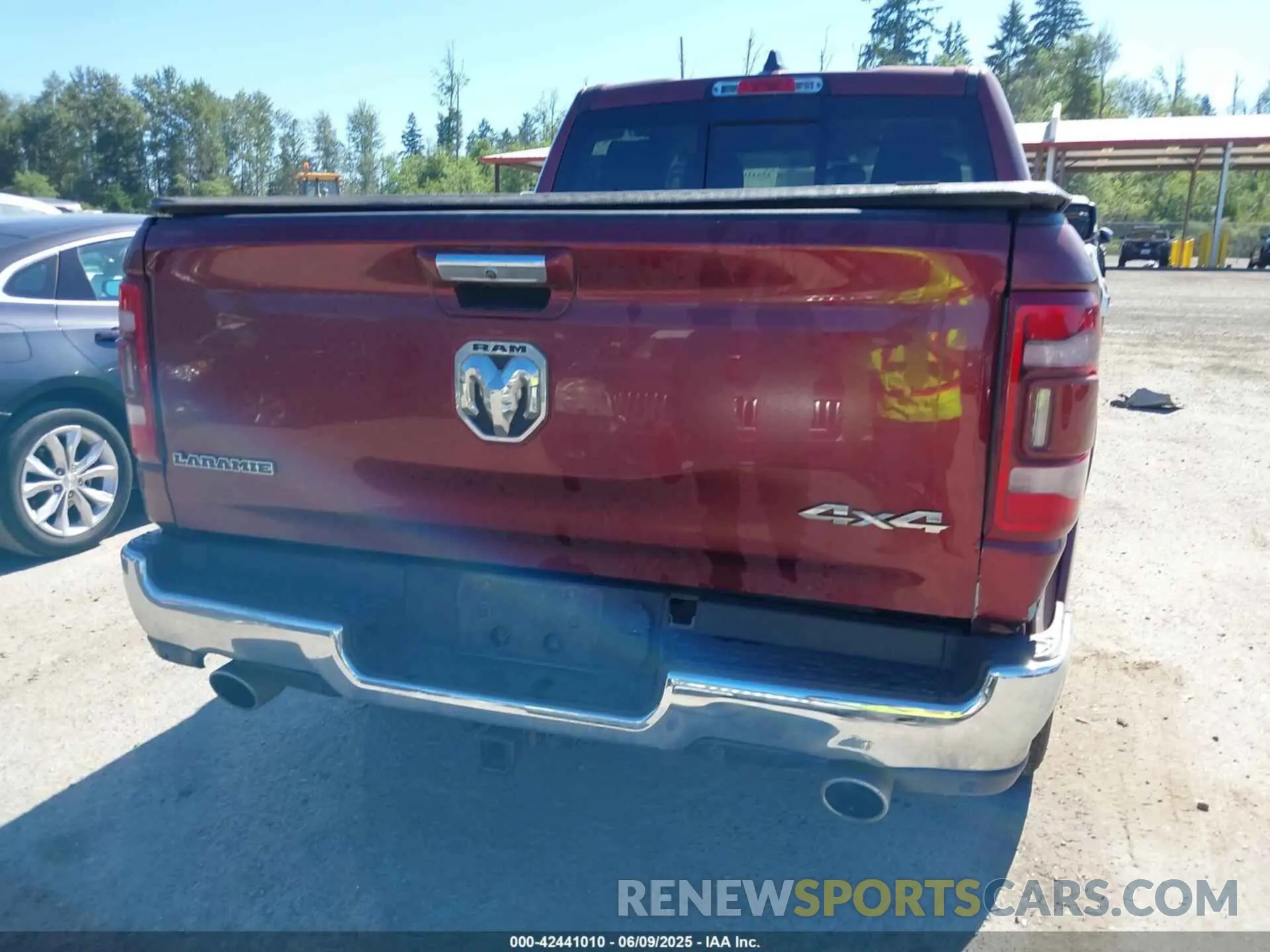 17 Photograph of a damaged car 1C6SRFJT2KN677400 RAM 1500 2019