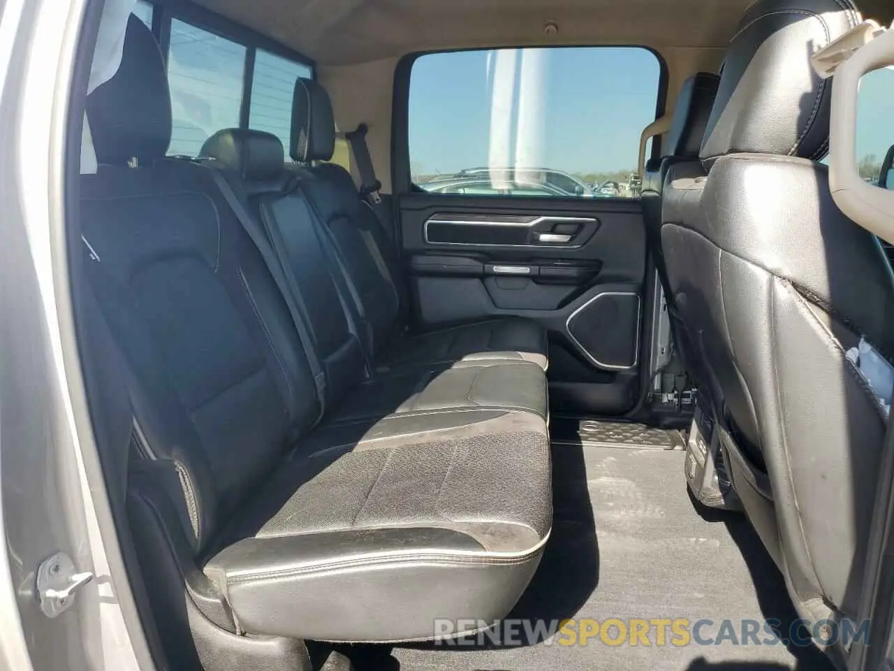 10 Photograph of a damaged car 1C6SRFJT6KN681255 RAM 1500 2019