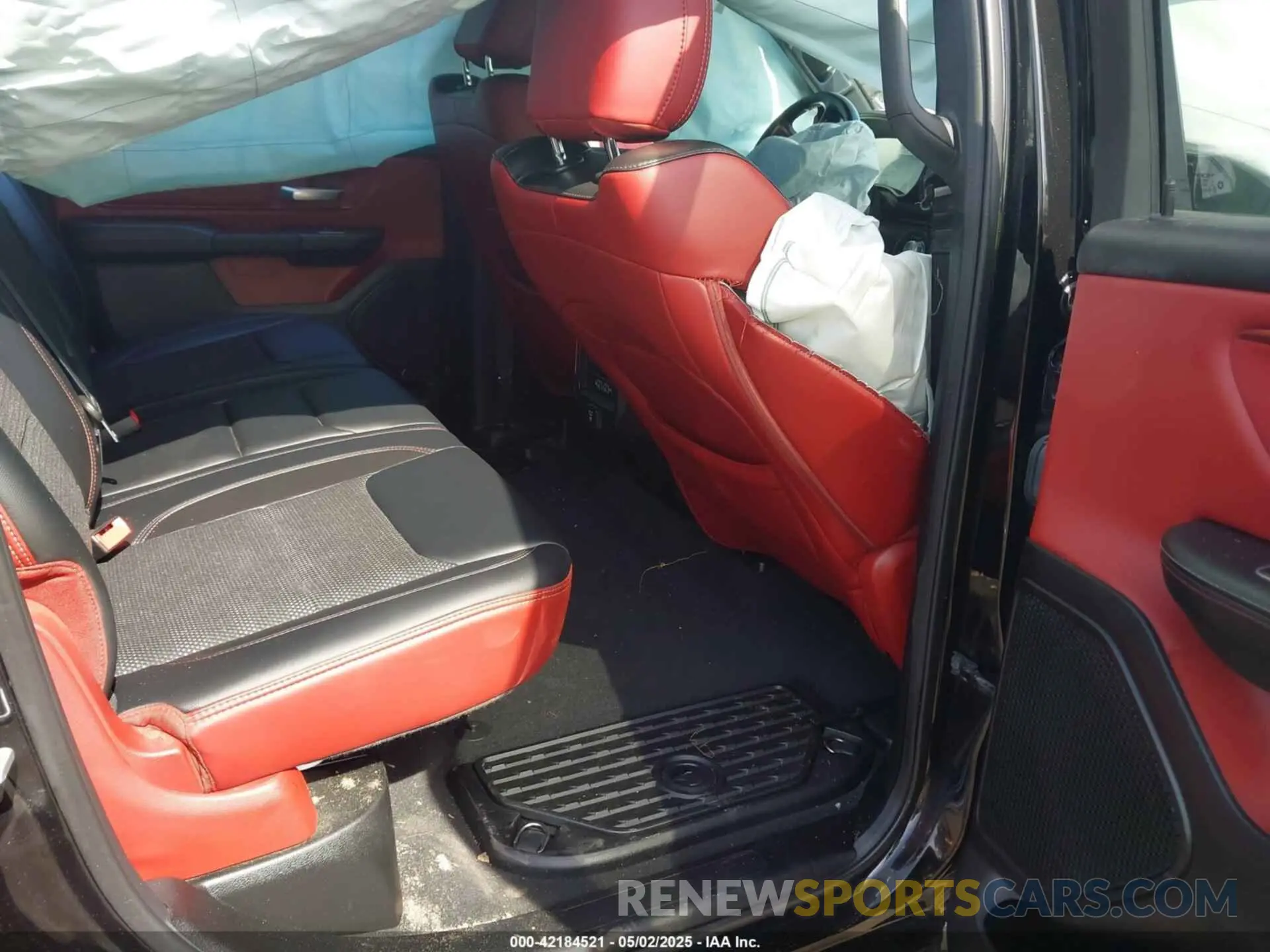 8 Photograph of a damaged car 1C6SRFLT3KN630552 RAM 1500 2019