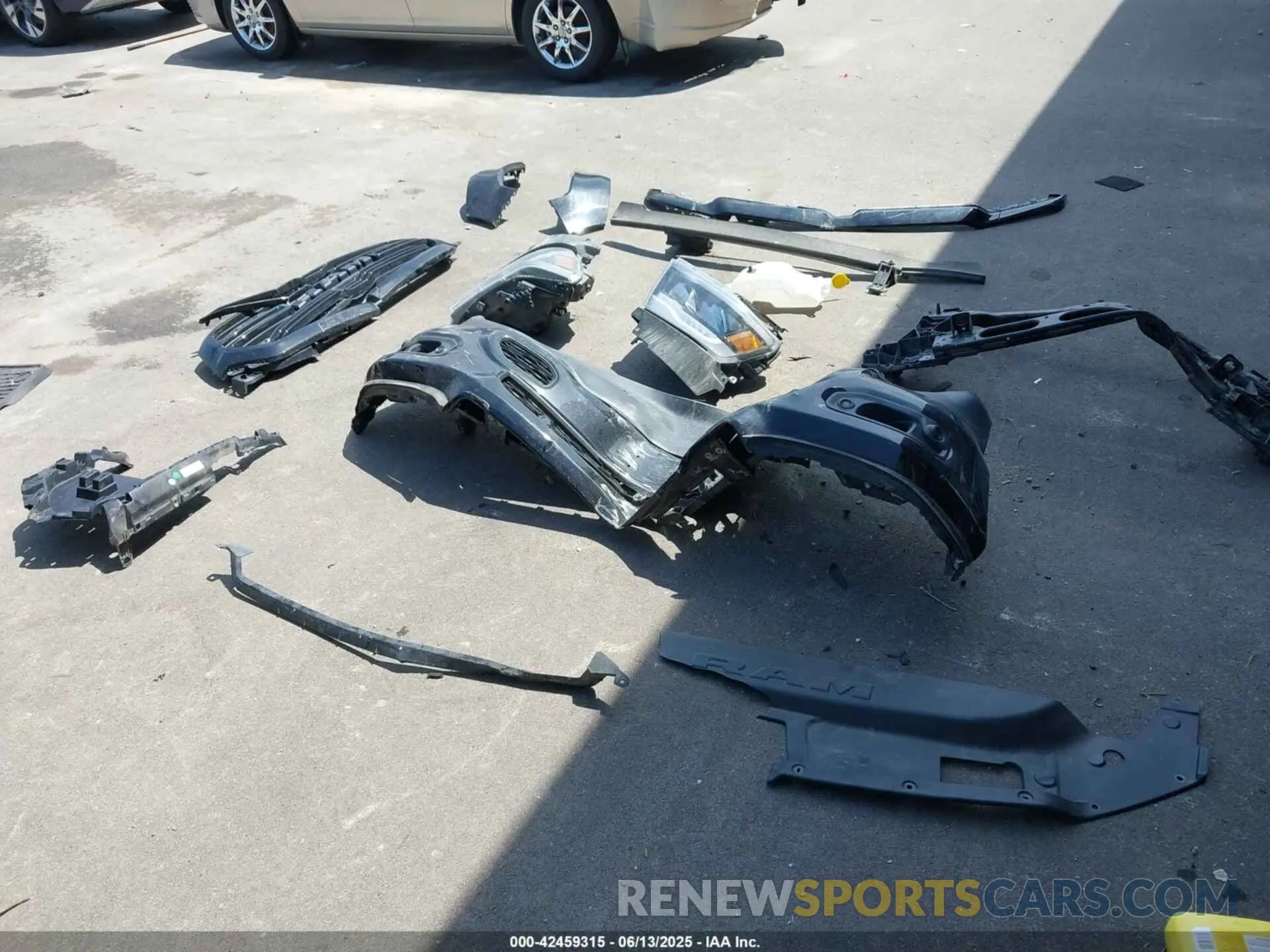 18 Photograph of a damaged car 1C6SRFMT7KN736680 RAM 1500 2019