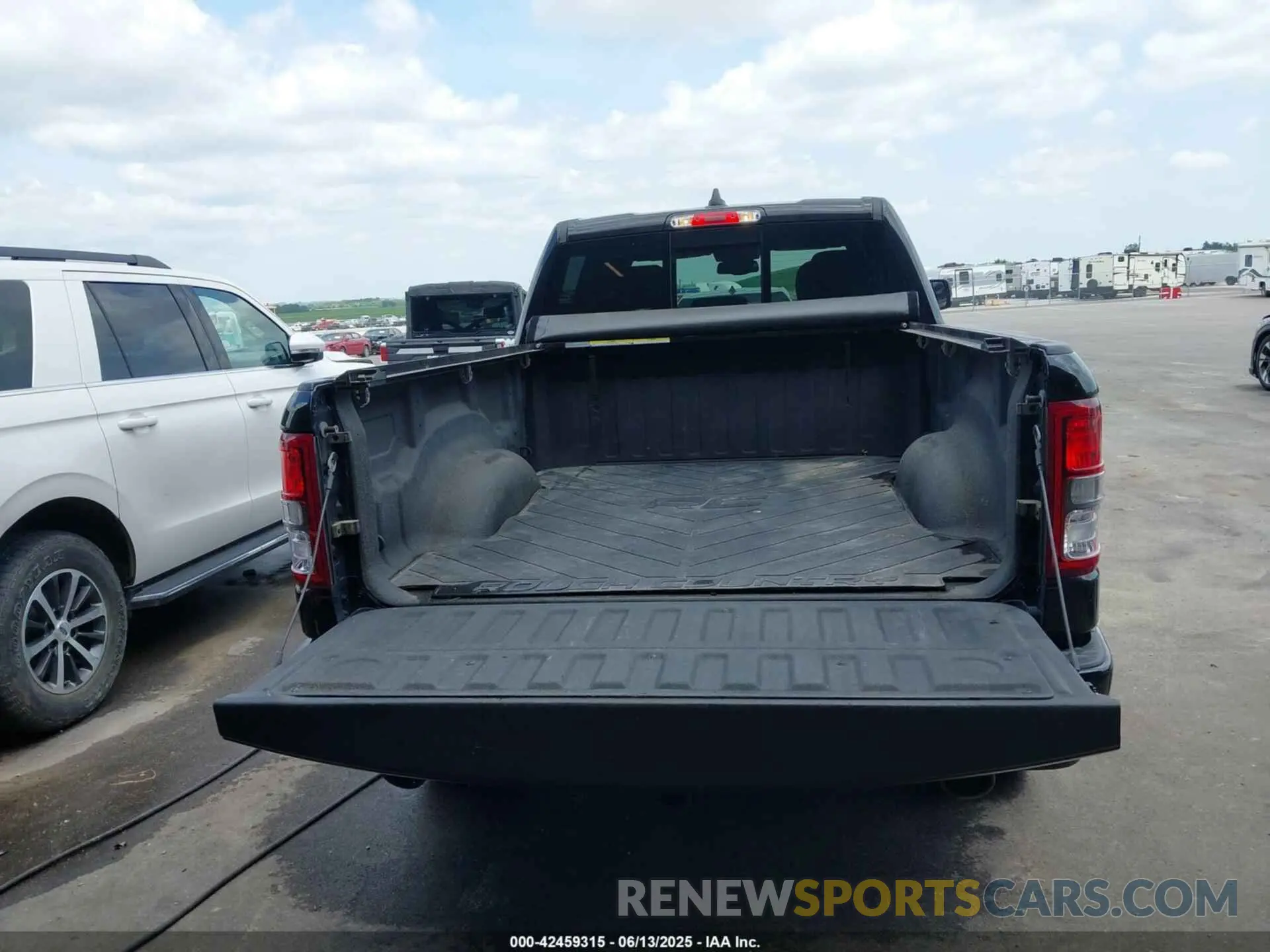 21 Photograph of a damaged car 1C6SRFMT7KN736680 RAM 1500 2019