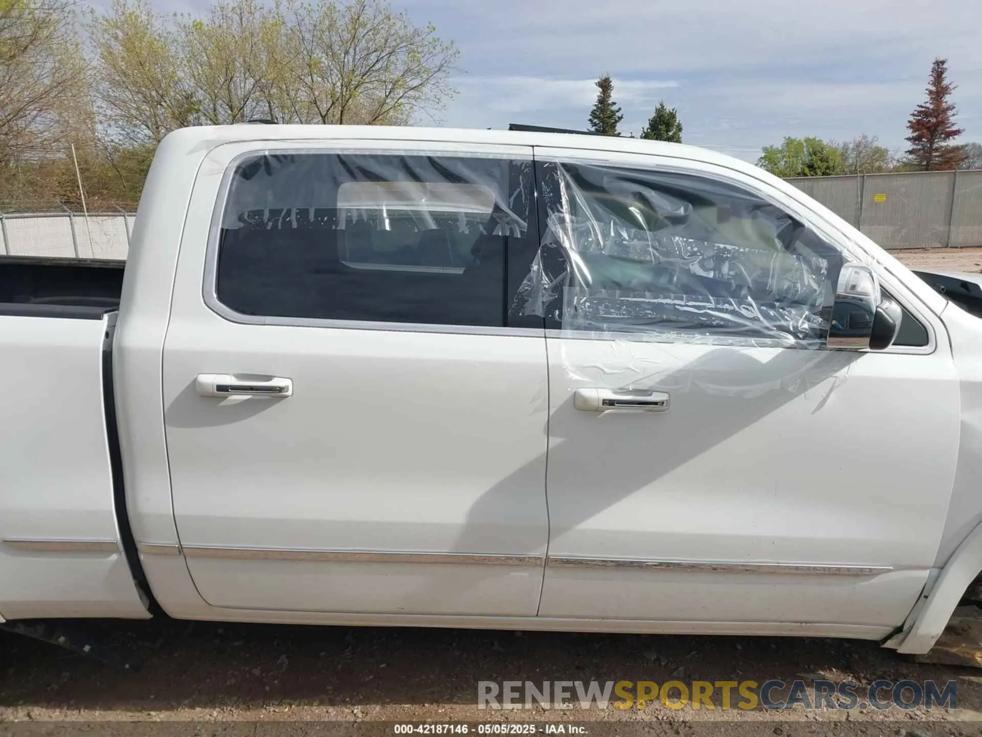 13 Photograph of a damaged car 1C6SRFPT2KN508369 RAM 1500 2019