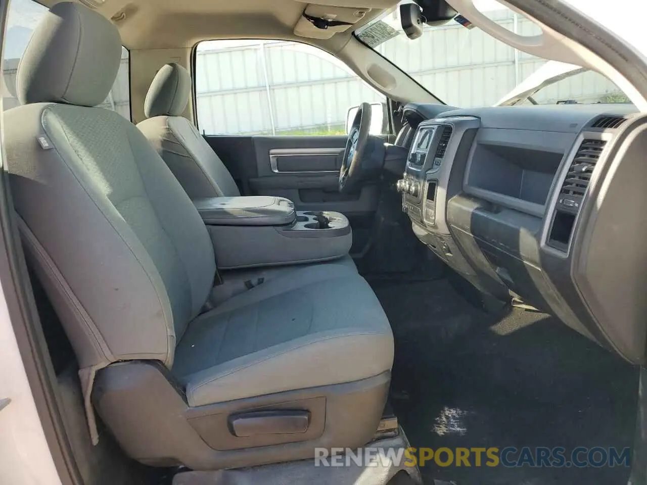 10 Photograph of a damaged car 3C6JR6AG4KG506316 RAM 1500 2019
