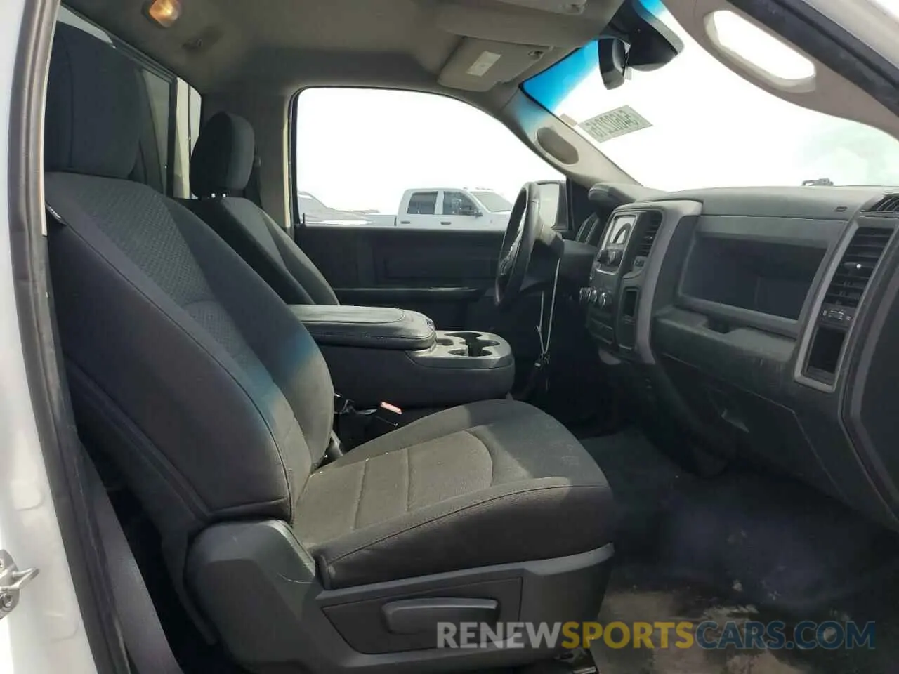 10 Photograph of a damaged car 3C6JR6DT7KG547029 RAM 1500 2019