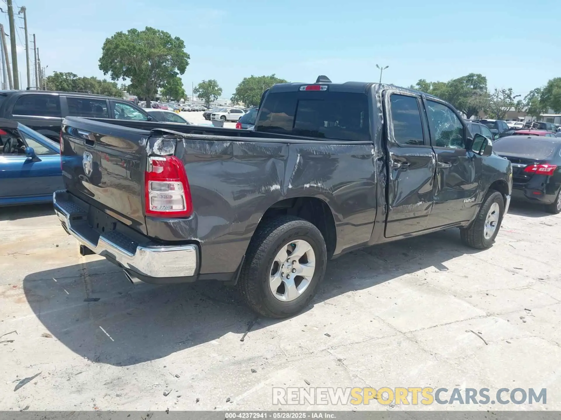 4 Фотография поврежденного автомобиля 1C6RREBT2LN311820 RAM 1500 2020