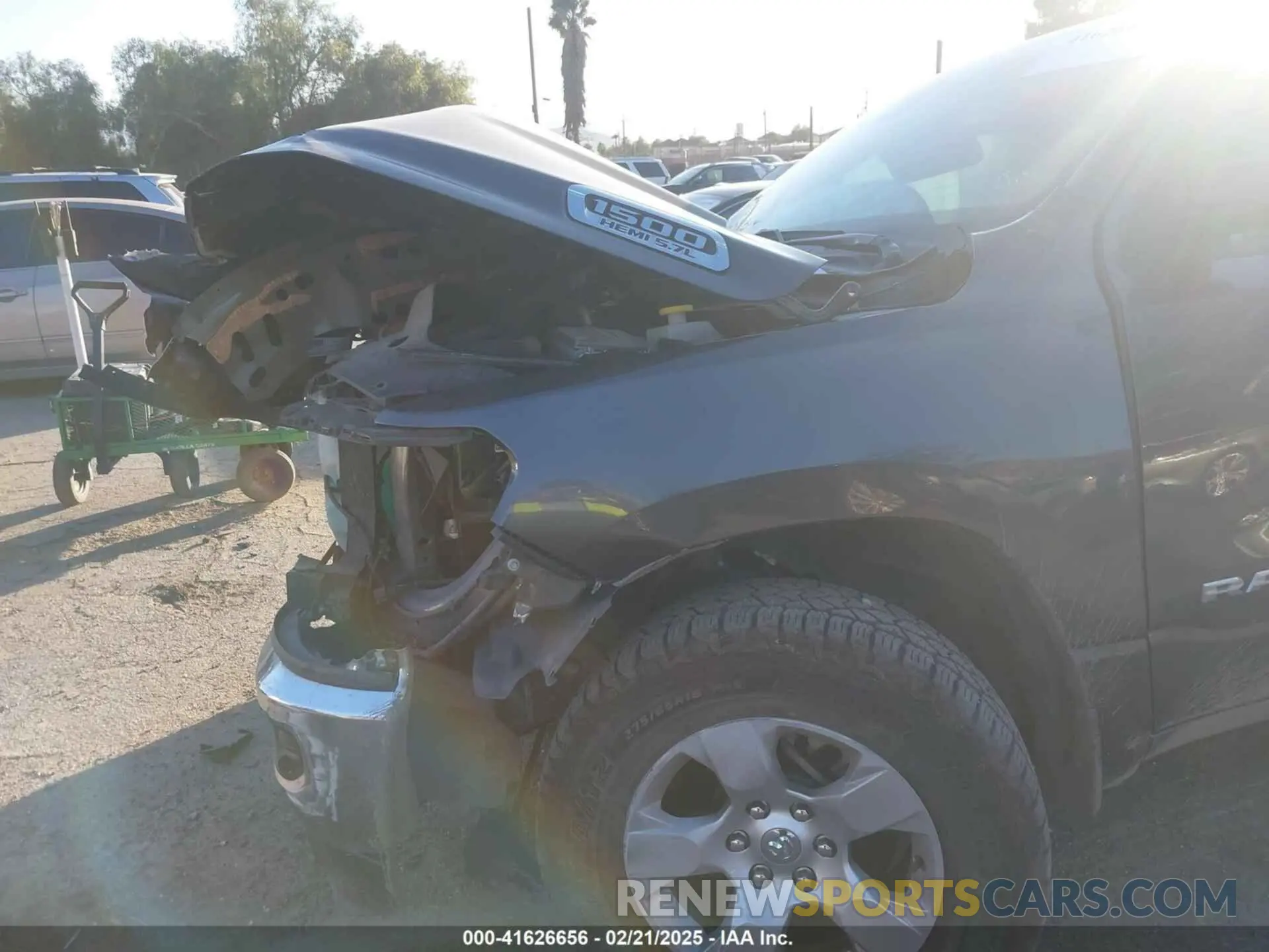 6 Photograph of a damaged car 1C6RREFT4LN372628 RAM 1500 2020