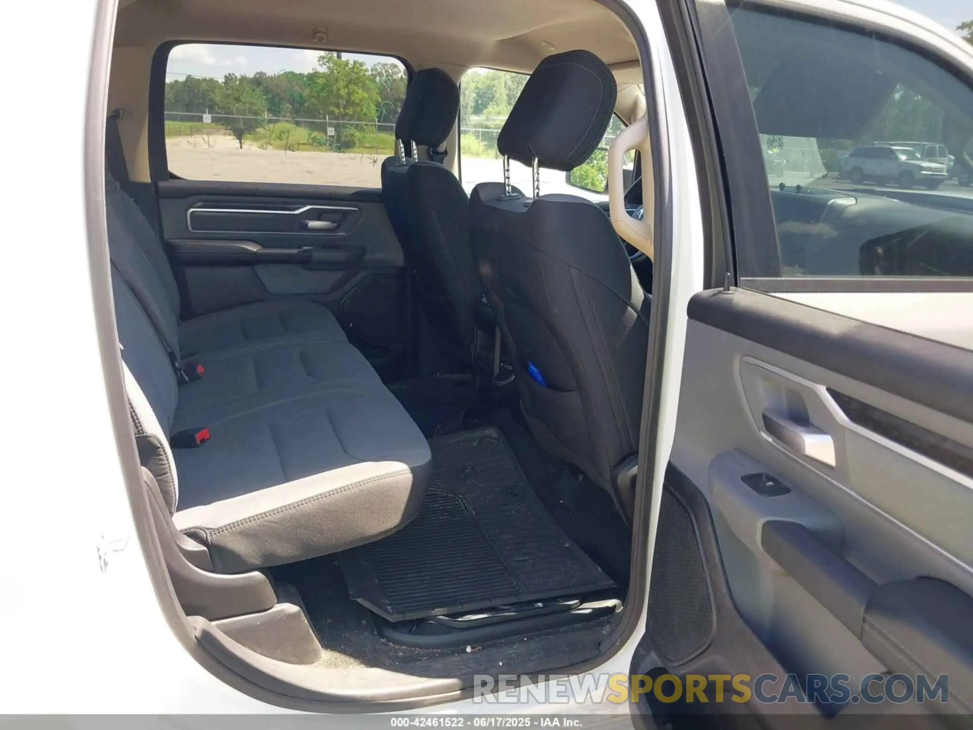 8 Фотография поврежденного автомобиля 1C6RREFT5LN337869 RAM 1500 2020