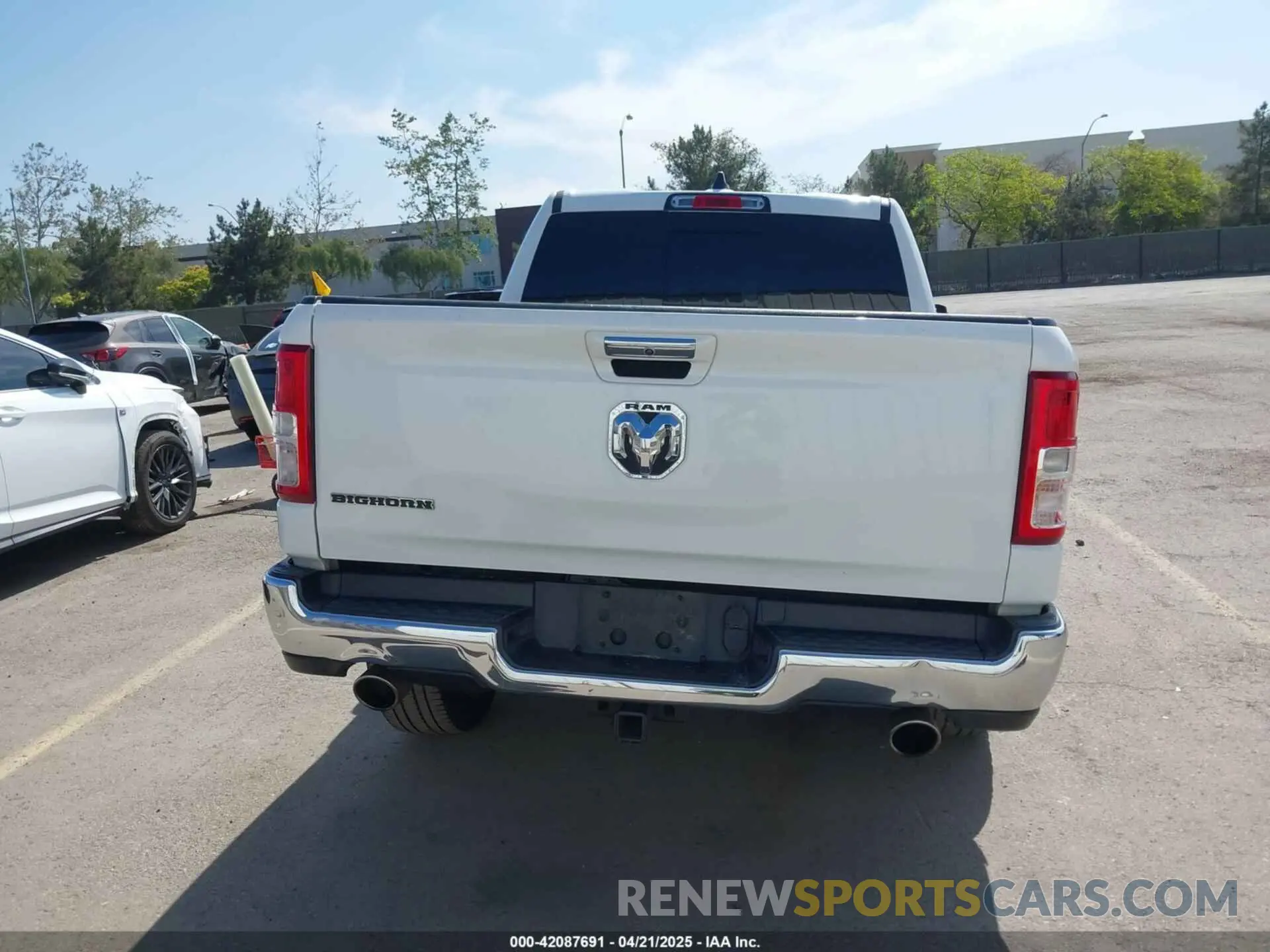 16 Photograph of a damaged car 1C6RREFT6LN100386 RAM 1500 2020