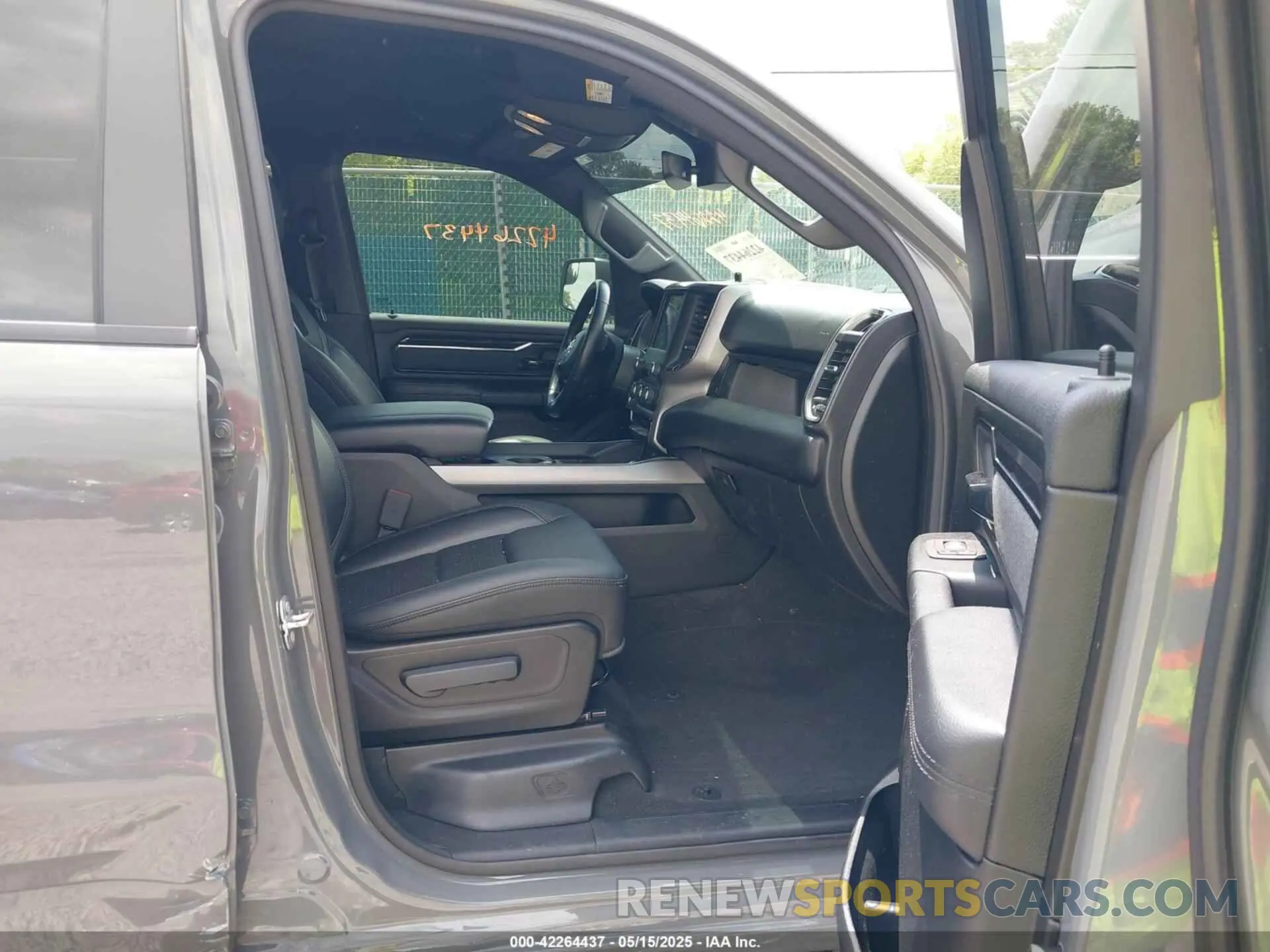 5 Photograph of a damaged car 1C6SRFFT4LN381627 RAM 1500 2020