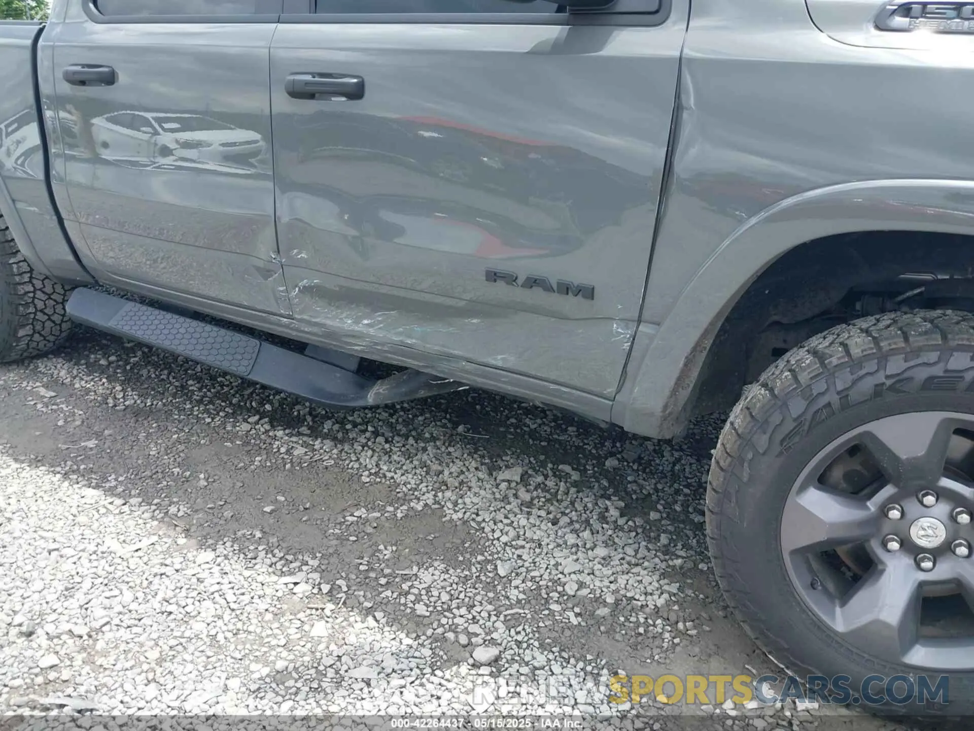 6 Photograph of a damaged car 1C6SRFFT4LN381627 RAM 1500 2020