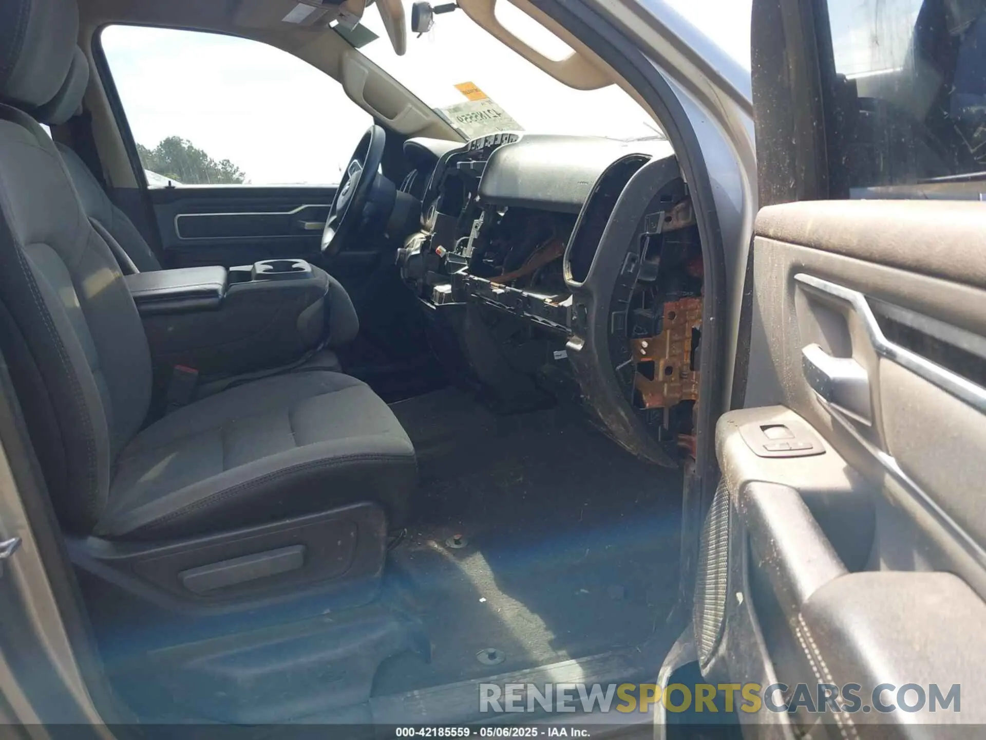 5 Photograph of a damaged car 1C6SRFFTXLN101550 RAM 1500 2020