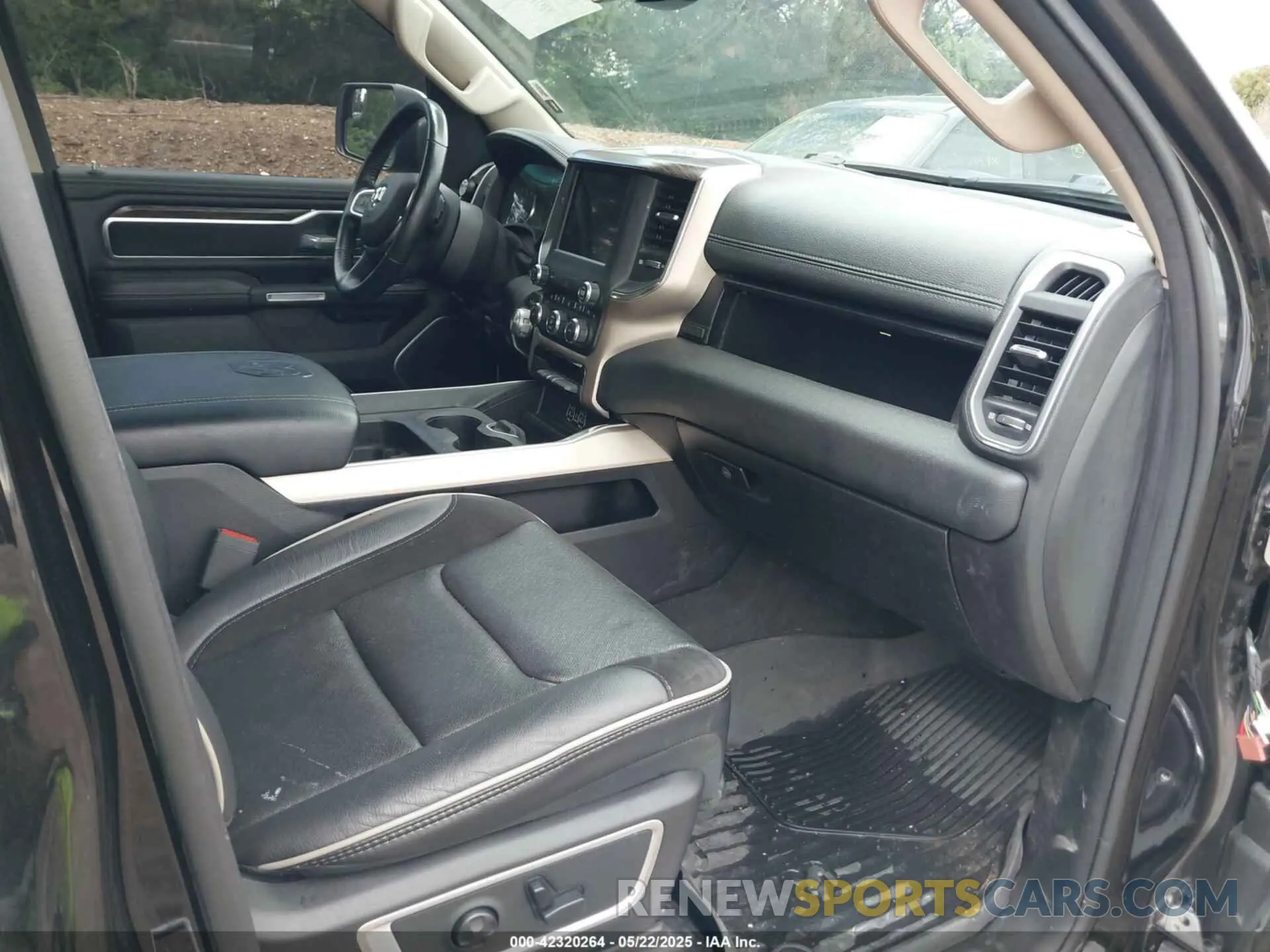 5 Photograph of a damaged car 1C6SRFJT2LN109584 RAM 1500 2020
