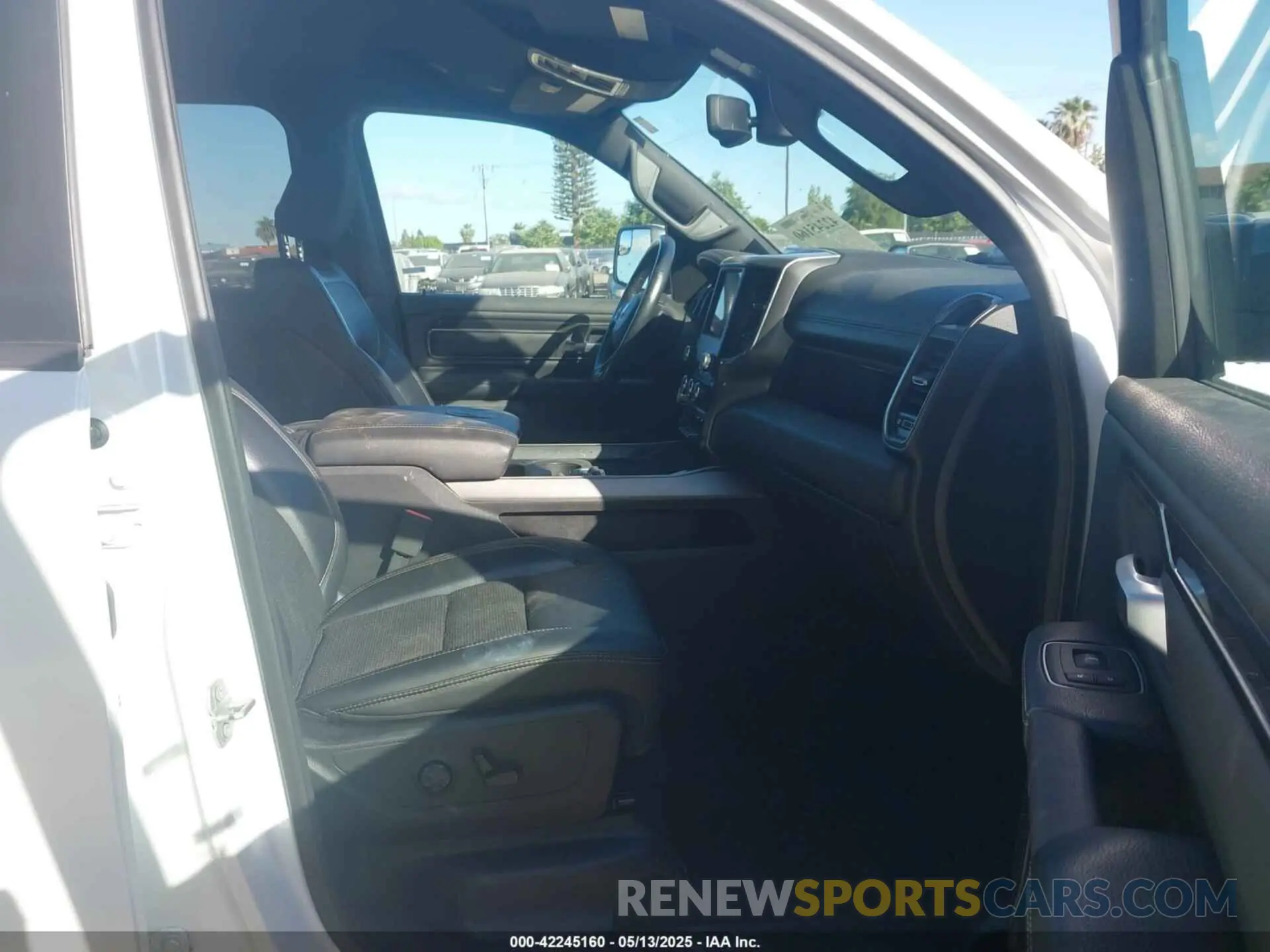 5 Photograph of a damaged car 1C6SRFLT8LN332550 RAM 1500 2020