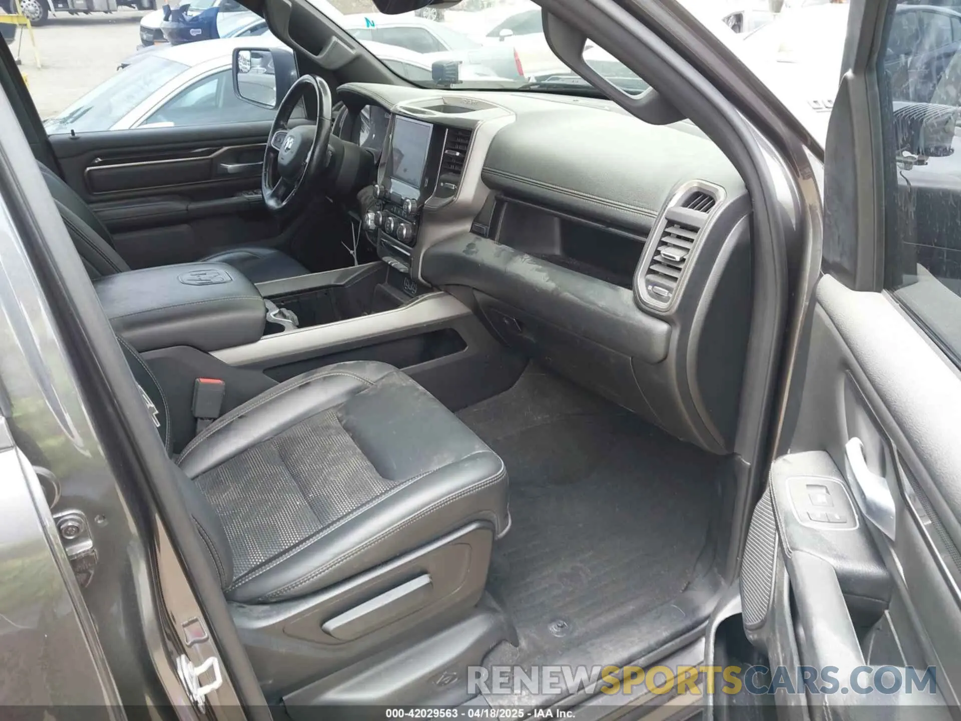 5 Photograph of a damaged car 1C6SRFLT9LN360521 RAM 1500 2020