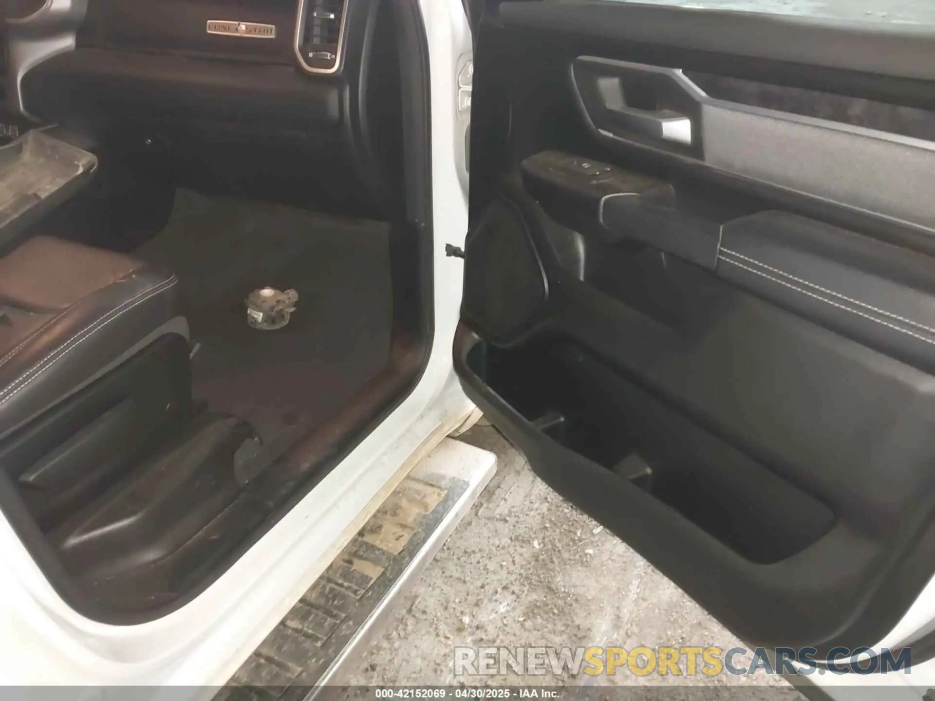 5 Photograph of a damaged car 1C6RREFT1MN646966 RAM 1500 2021